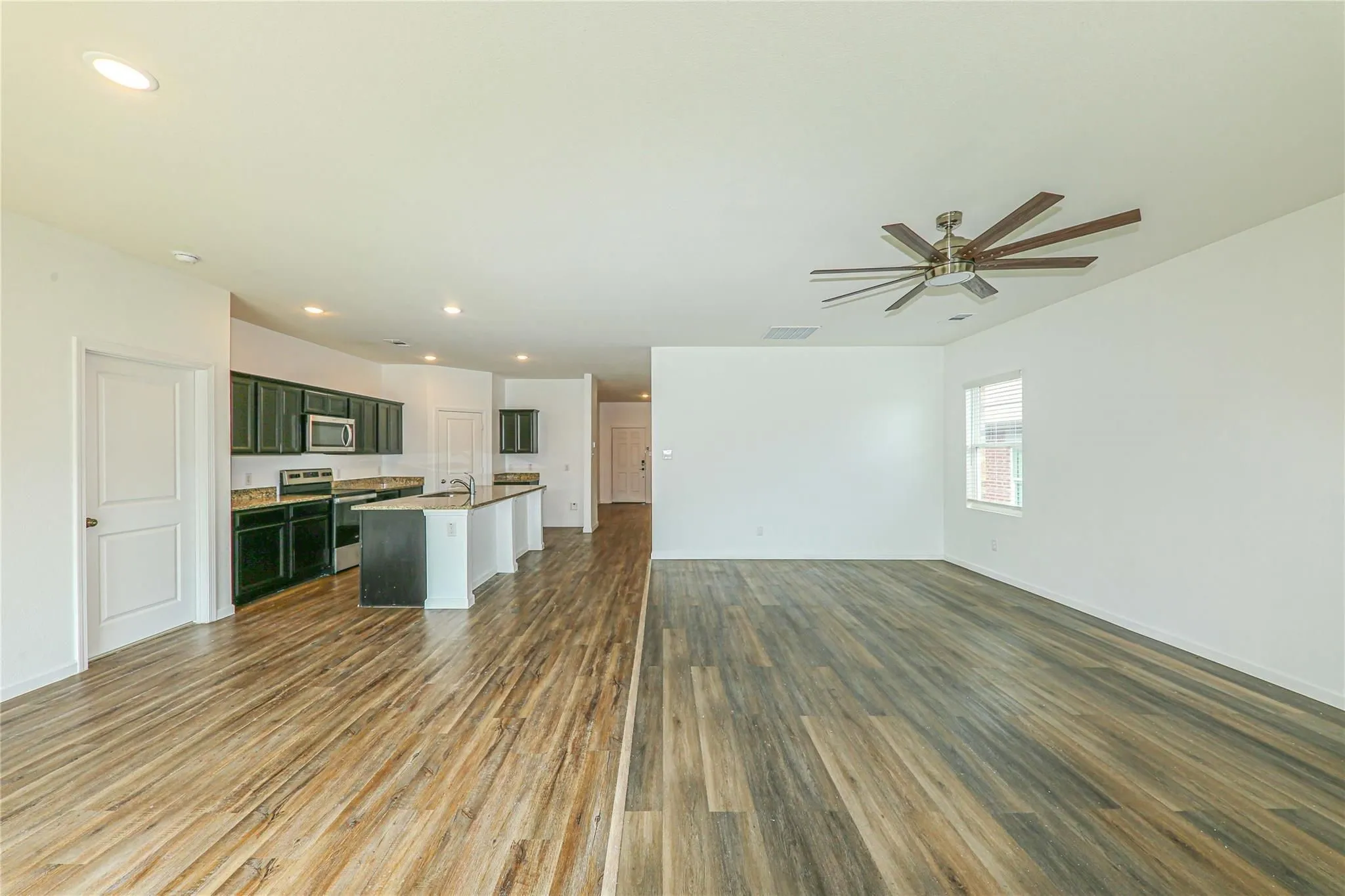 Single Family Residence For Rent in Collin County , 746 Wilshire Drive, Lavon, Texas 75166, 4 Bedroom, 2 Bathroom, 2 Garage spaces, 1,984 Sqft, built in 2020, mls#21397071, Real Estate Agent in Lavon, Homes For Rent in Collin county, Homes For Rent in Lavon, Realtor in Lavon Texas, Real Estate Brokerage Independent Realty Texas, Luminita Cordes Realtor
