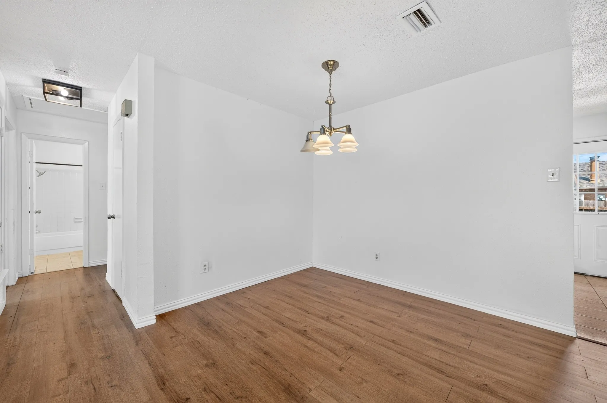 Townhouse For Sale in Dallas County , 4 E Mountain Creek Court 11, Grand Prairie, Texas 75052, 2 Bedroom, 2 Bathroom, Garage spaces, 1,040 Sqft, built in 1979, mls#21397075, Real Estate Agent in Grand Prairie, Homes For Sale in Dallas county, Homes For Sale in Grand Prairie, Realtor in Grand Prairie Texas, Real Estate Brokerage Independent Realty Texas, Luminita Cordes Realtor