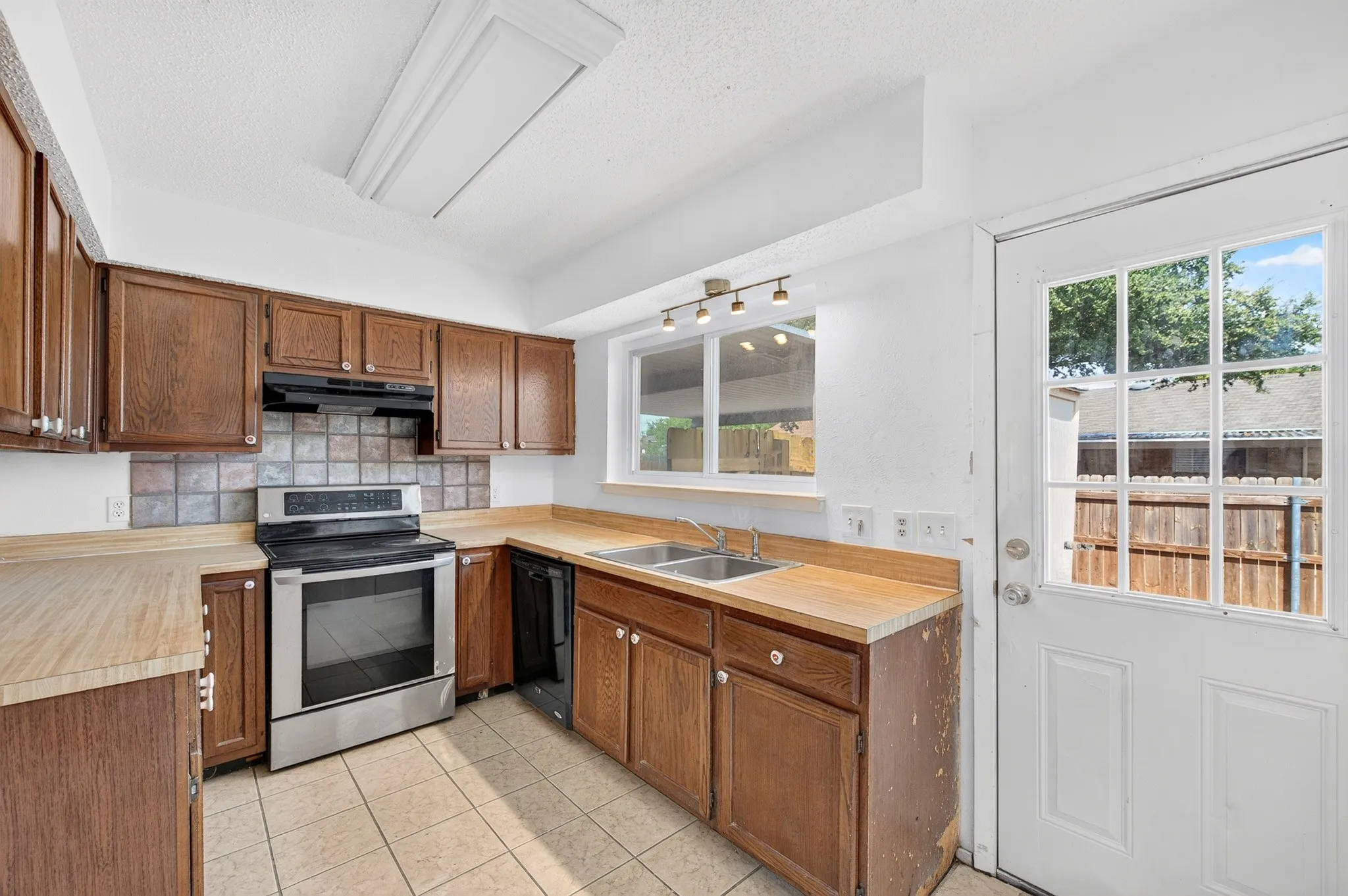 Townhouse For Sale in Dallas County , 4 E Mountain Creek Court 11, Grand Prairie, Texas 75052, 2 Bedroom, 2 Bathroom, Garage spaces, 1,040 Sqft, built in 1979, mls#21397075, Real Estate Agent in Grand Prairie, Homes For Sale in Dallas county, Homes For Sale in Grand Prairie, Realtor in Grand Prairie Texas, Real Estate Brokerage Independent Realty Texas, Luminita Cordes Realtor