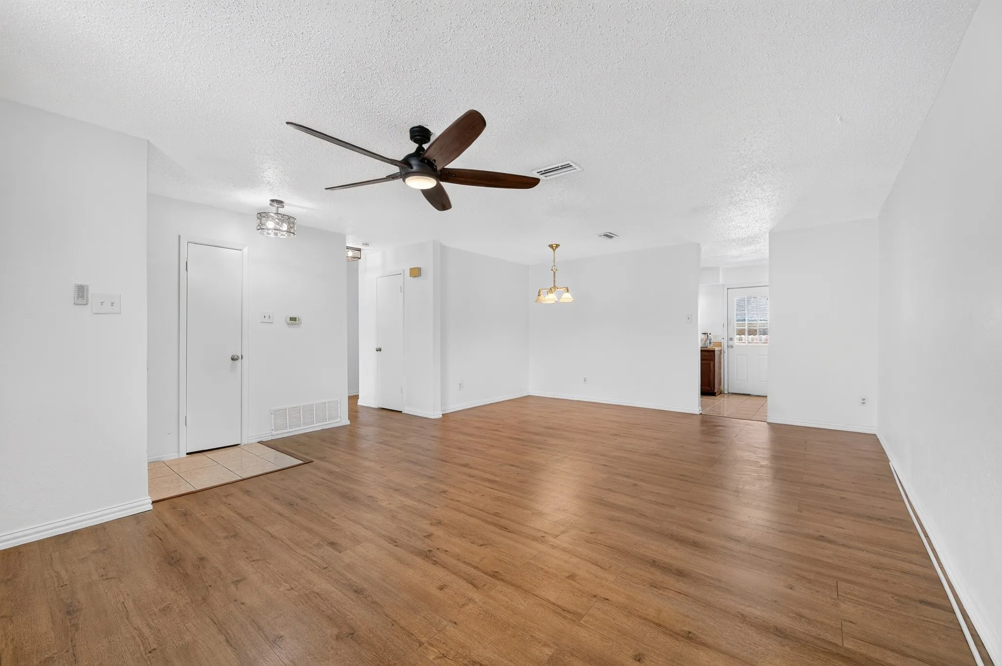Townhouse For Sale in Dallas County , 4 E Mountain Creek Court 11, Grand Prairie, Texas 75052, 2 Bedroom, 2 Bathroom, Garage spaces, 1,040 Sqft, built in 1979, mls#21397075, Real Estate Agent in Grand Prairie, Homes For Sale in Dallas county, Homes For Sale in Grand Prairie, Realtor in Grand Prairie Texas, Real Estate Brokerage Independent Realty Texas, Luminita Cordes Realtor