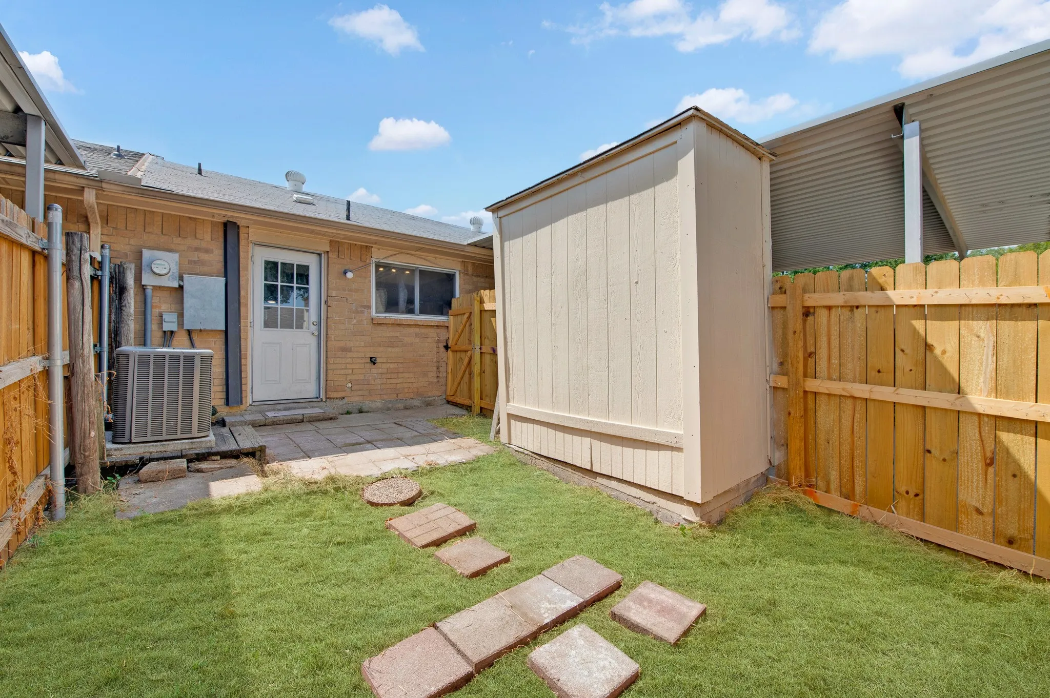 Townhouse For Sale in Dallas County , 4 E Mountain Creek Court 11, Grand Prairie, Texas 75052, 2 Bedroom, 2 Bathroom, Garage spaces, 1,040 Sqft, built in 1979, mls#21397075, Real Estate Agent in Grand Prairie, Homes For Sale in Dallas county, Homes For Sale in Grand Prairie, Realtor in Grand Prairie Texas, Real Estate Brokerage Independent Realty Texas, Luminita Cordes Realtor