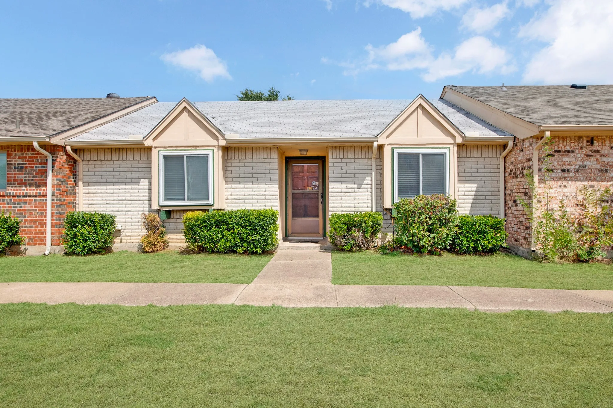 Townhouse For Sale in Dallas County , 4 E Mountain Creek Court 11, Grand Prairie, Texas 75052, 2 Bedroom, 2 Bathroom, Garage spaces, 1,040 Sqft, built in 1979, mls#21397075, Real Estate Agent in Grand Prairie, Homes For Sale in Dallas county, Homes For Sale in Grand Prairie, Realtor in Grand Prairie Texas, Real Estate Brokerage Independent Realty Texas, Luminita Cordes Realtor