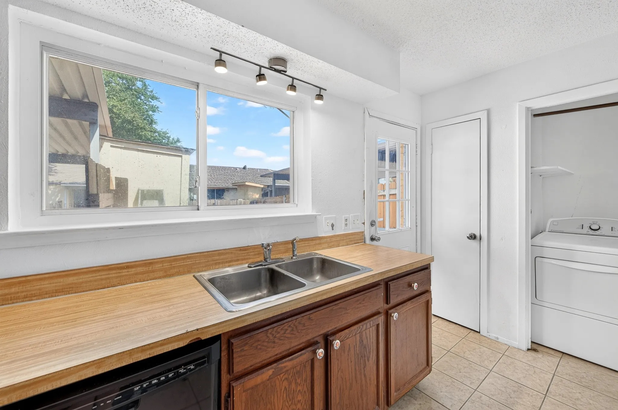 Townhouse For Sale in Dallas County , 4 E Mountain Creek Court 11, Grand Prairie, Texas 75052, 2 Bedroom, 2 Bathroom, Garage spaces, 1,040 Sqft, built in 1979, mls#21397075, Real Estate Agent in Grand Prairie, Homes For Sale in Dallas county, Homes For Sale in Grand Prairie, Realtor in Grand Prairie Texas, Real Estate Brokerage Independent Realty Texas, Luminita Cordes Realtor