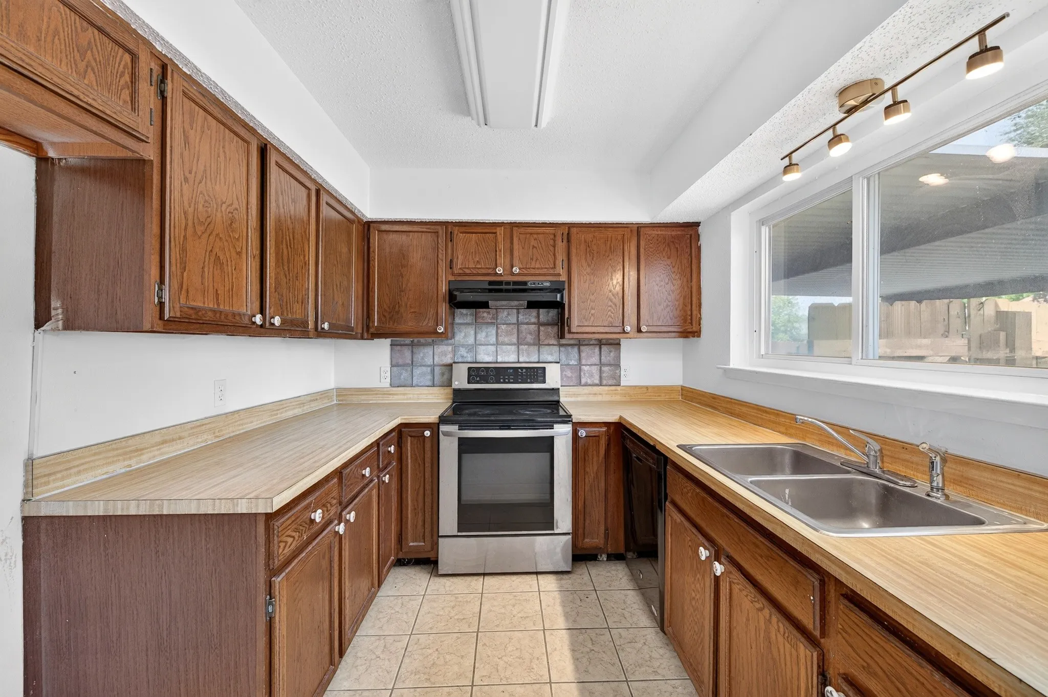 Townhouse For Sale in Dallas County , 4 E Mountain Creek Court 11, Grand Prairie, Texas 75052, 2 Bedroom, 2 Bathroom, Garage spaces, 1,040 Sqft, built in 1979, mls#21397075, Real Estate Agent in Grand Prairie, Homes For Sale in Dallas county, Homes For Sale in Grand Prairie, Realtor in Grand Prairie Texas, Real Estate Brokerage Independent Realty Texas, Luminita Cordes Realtor