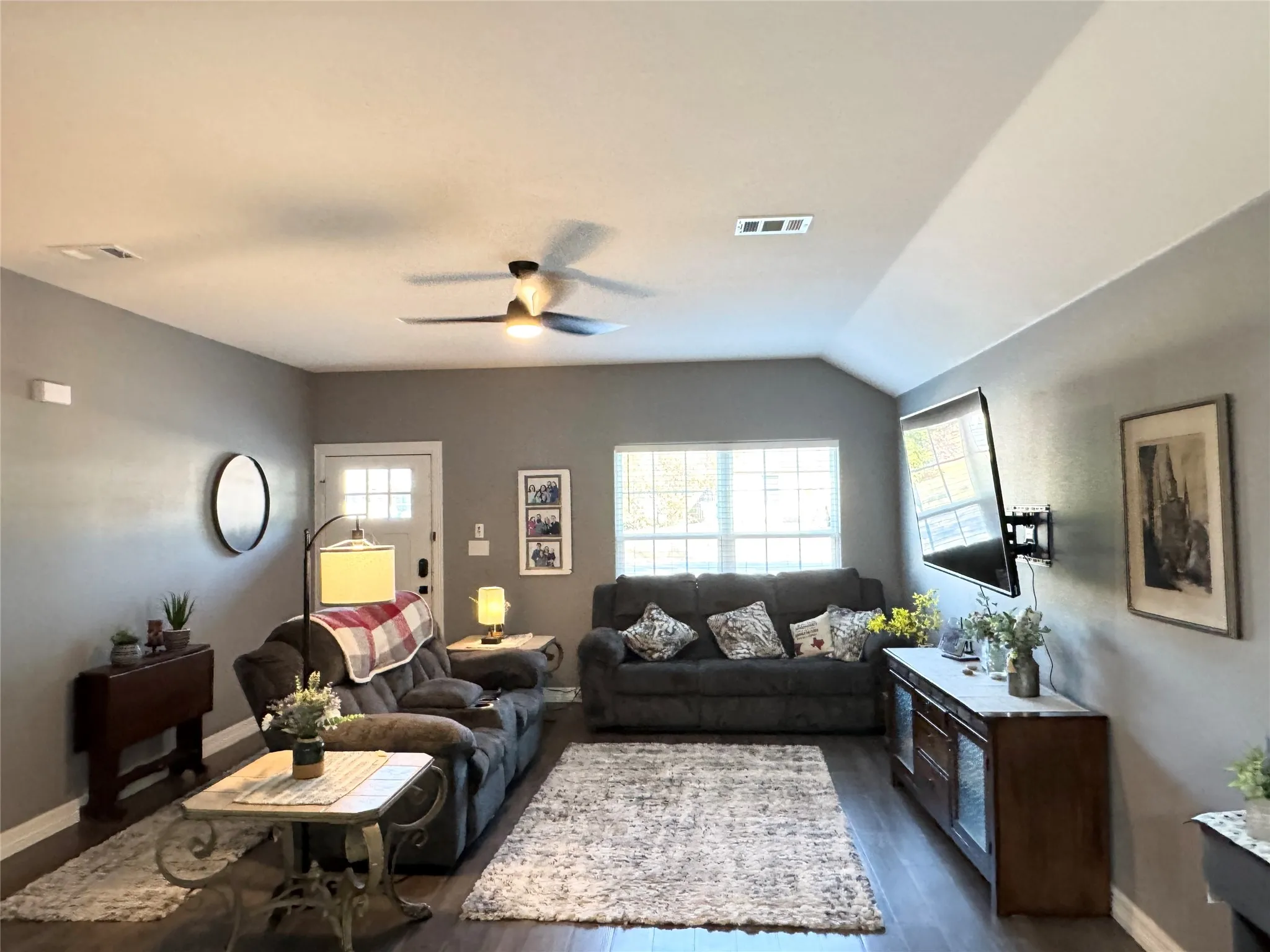 Single Family Residence For Rent in Grayson County , 617 N Jordan Street, Whitesboro, Texas 76273, 3 Bedroom, 2 Bathroom, Garage spaces, 1,287 Sqft, built in 2021, mls#21397062, Real Estate Agent in Whitesboro, Homes For Rent in Grayson county, Homes For Rent in Whitesboro, Realtor in Whitesboro Texas, Real Estate Brokerage Independent Realty Texas, Luminita Cordes Realtor