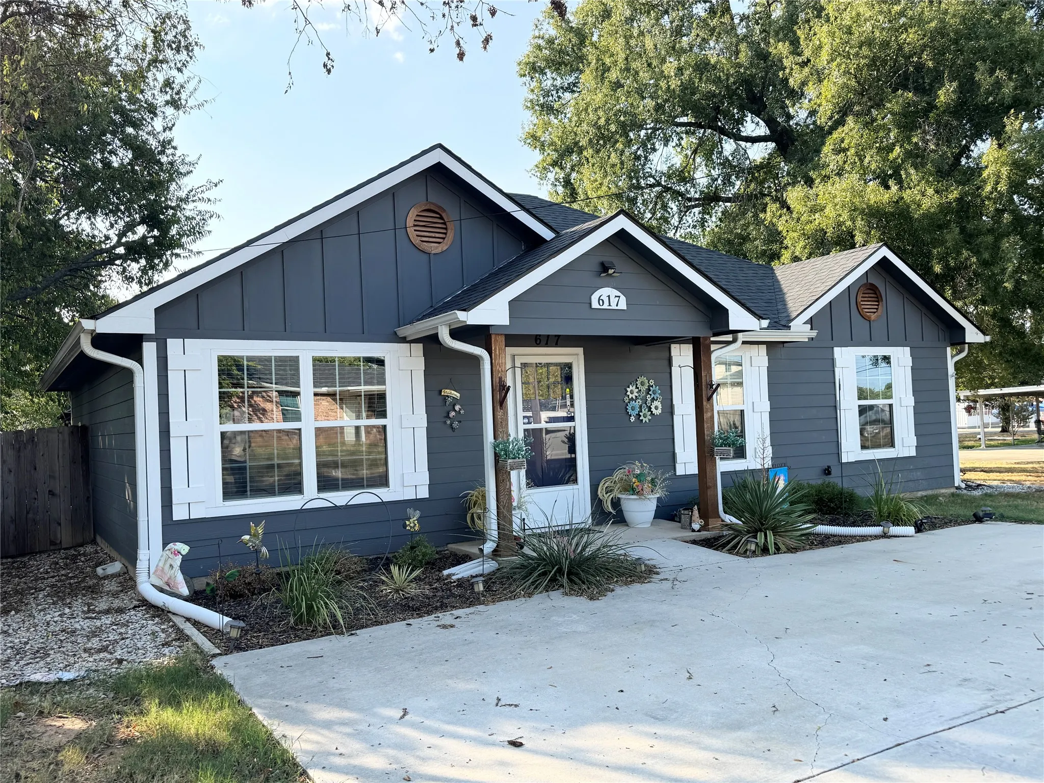 Single Family Residence For Rent in Grayson County , 617 N Jordan Street, Whitesboro, Texas 76273, 3 Bedroom, 2 Bathroom, Garage spaces, 1,287 Sqft, built in 2021, mls#21397062, Real Estate Agent in Whitesboro, Homes For Rent in Grayson county, Homes For Rent in Whitesboro, Realtor in Whitesboro Texas, Real Estate Brokerage Independent Realty Texas, Luminita Cordes Realtor
