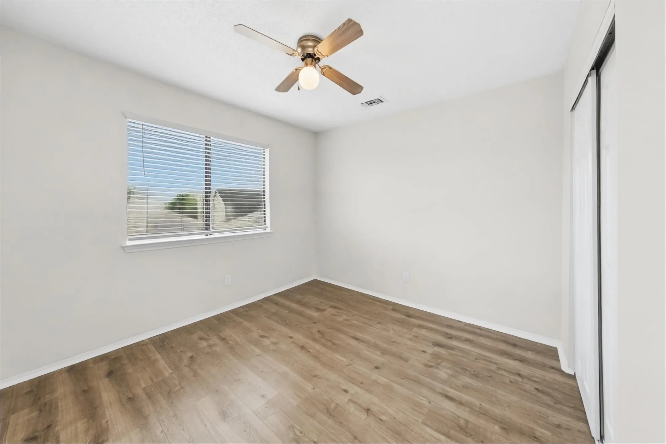 Single Family Residence For Sale in Dallas County , 447 Appomattox Drive, Mesquite, Texas 75149, 3 Bedroom, 2 Bathroom, 2 Garage spaces, 1,440 Sqft, built in 1986, mls#21396010, Real Estate Agent in Mesquite, Homes For Sale in Dallas county, Homes For Sale in Mesquite, Realtor in Mesquite Texas, Real Estate Brokerage Independent Realty Texas, Luminita Cordes Realtor