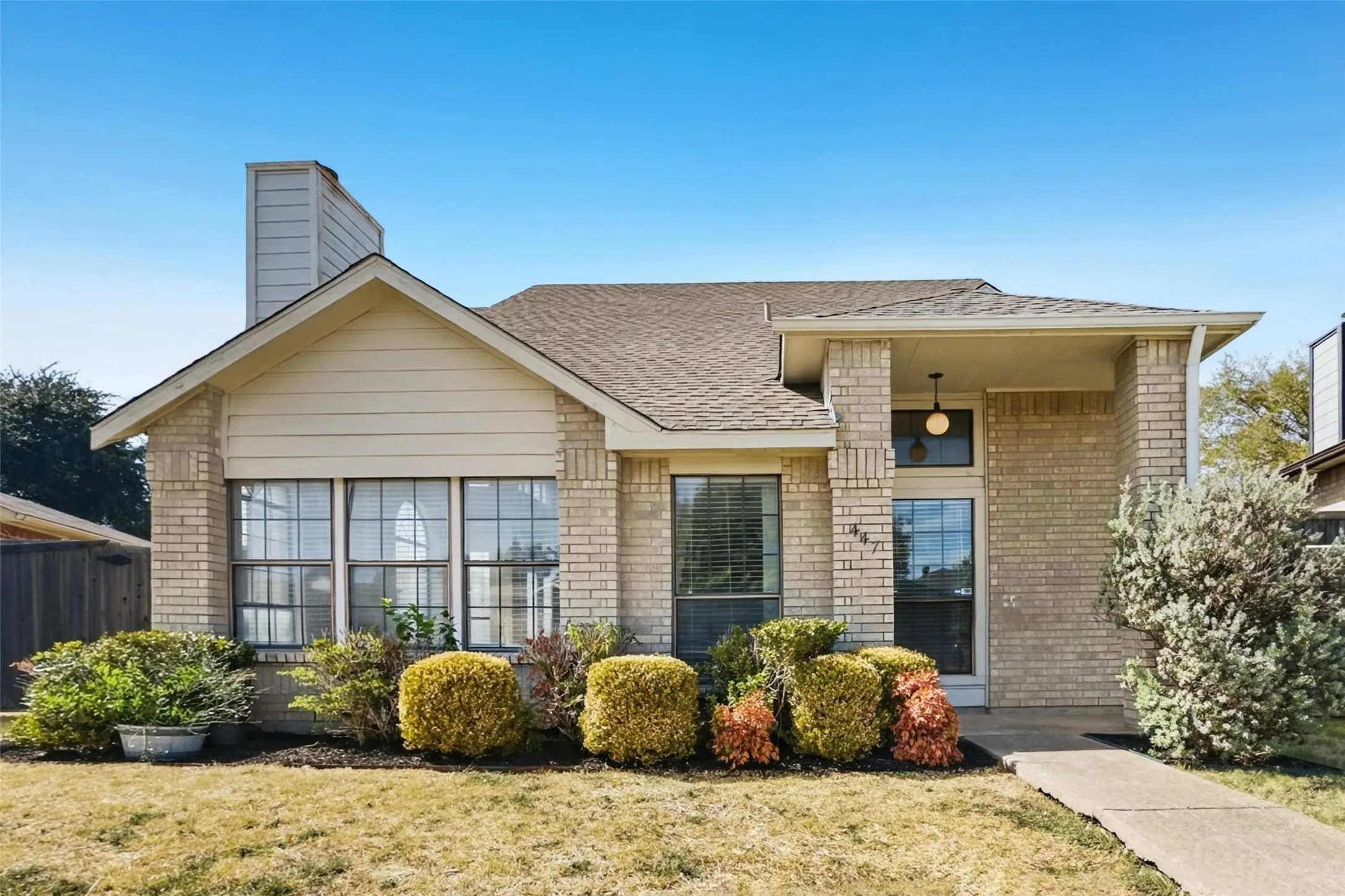 Single Family Residence For Sale in Dallas County , 447 Appomattox Drive, Mesquite, Texas 75149, 3 Bedroom, 2 Bathroom, 2 Garage spaces, 1,440 Sqft, built in 1986, mls#21396010, Real Estate Agent in Mesquite, Homes For Sale in Dallas county, Homes For Sale in Mesquite, Realtor in Mesquite Texas, Real Estate Brokerage Independent Realty Texas, Luminita Cordes Realtor