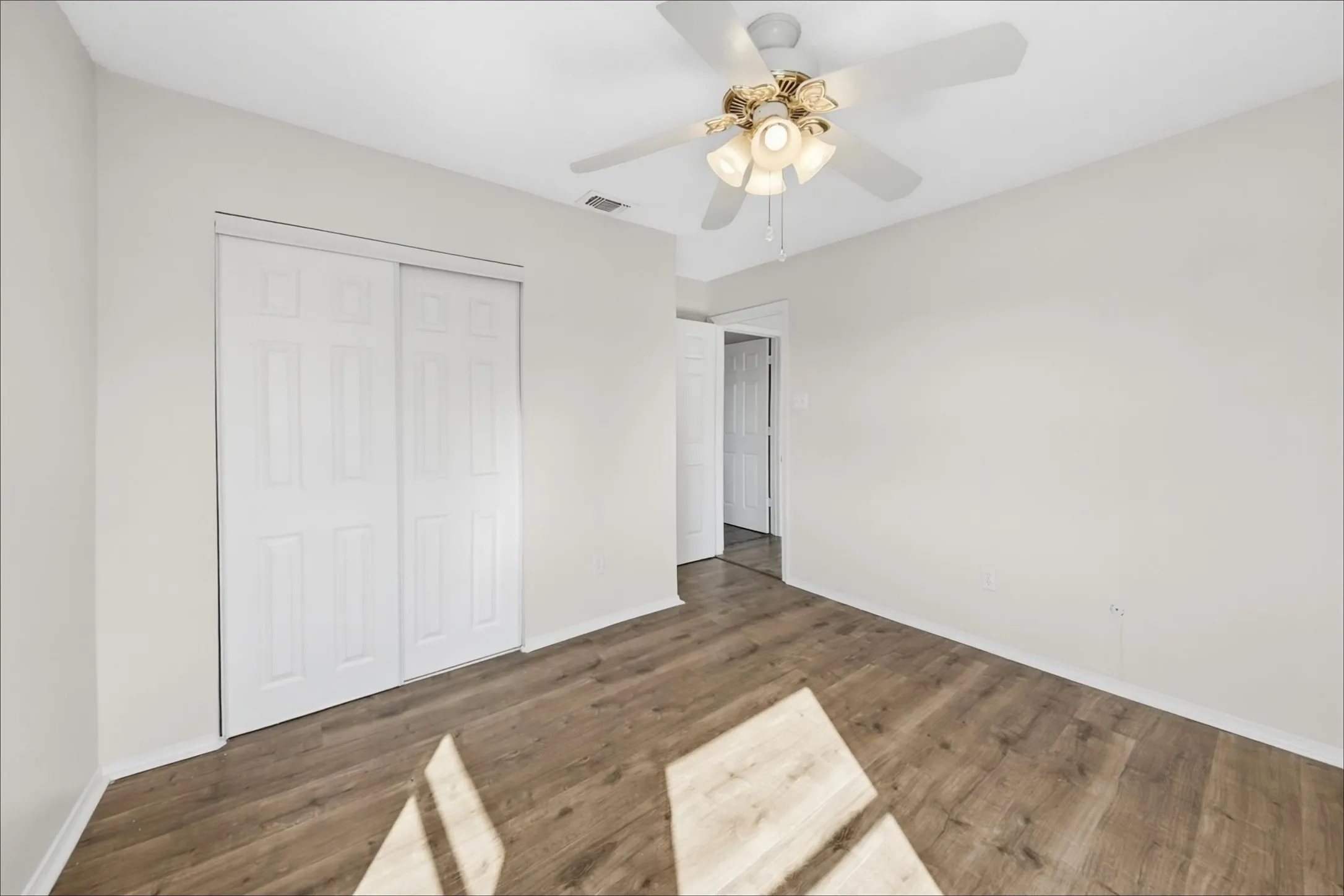 Single Family Residence For Sale in Dallas County , 447 Appomattox Drive, Mesquite, Texas 75149, 3 Bedroom, 2 Bathroom, 2 Garage spaces, 1,440 Sqft, built in 1986, mls#21396010, Real Estate Agent in Mesquite, Homes For Sale in Dallas county, Homes For Sale in Mesquite, Realtor in Mesquite Texas, Real Estate Brokerage Independent Realty Texas, Luminita Cordes Realtor