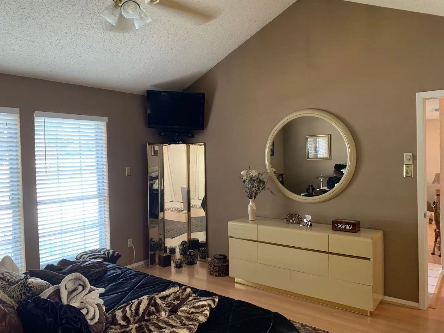 Townhouse For Rent in Tarrant County , 5308 Colony Hill Road, Fort Worth, Texas 76112, 2 Bedroom, 2 Bathroom, 2 Garage spaces, 1,350 Sqft, built in 1974, mls#21397076, Real Estate Agent in Fort Worth, Homes For Rent in Tarrant county, Homes For Rent in Fort Worth, Realtor in Fort Worth Texas, Real Estate Brokerage Independent Realty Texas, Luminita Cordes Realtor