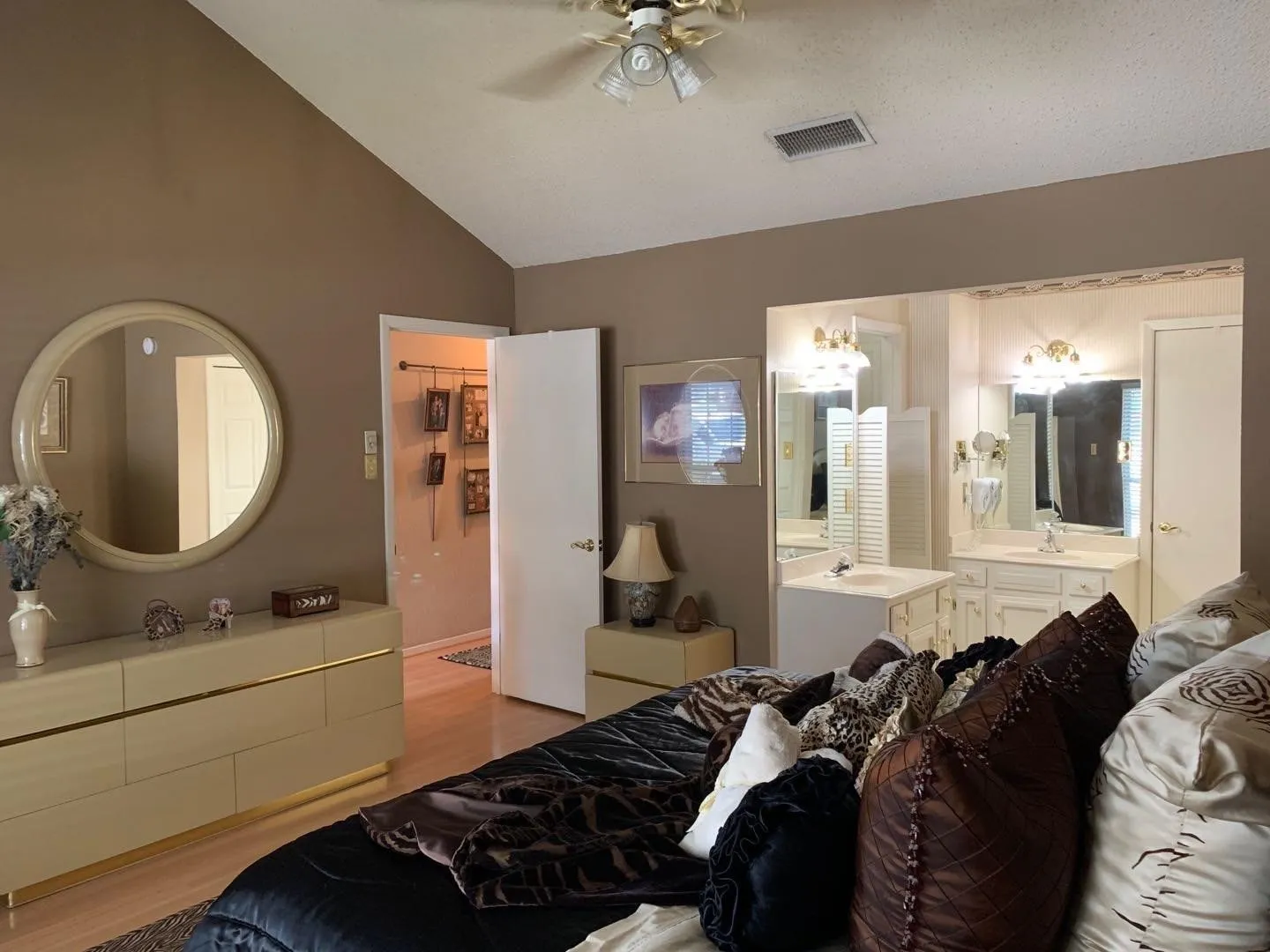 Townhouse For Rent in Tarrant County , 5308 Colony Hill Road, Fort Worth, Texas 76112, 2 Bedroom, 2 Bathroom, 2 Garage spaces, 1,350 Sqft, built in 1974, mls#21397076, Real Estate Agent in Fort Worth, Homes For Rent in Tarrant county, Homes For Rent in Fort Worth, Realtor in Fort Worth Texas, Real Estate Brokerage Independent Realty Texas, Luminita Cordes Realtor
