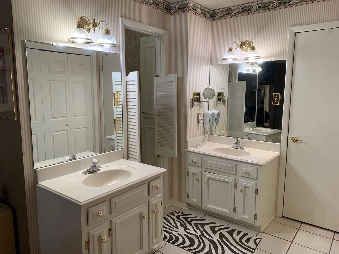 Townhouse For Rent in Tarrant County , 5308 Colony Hill Road, Fort Worth, Texas 76112, 2 Bedroom, 2 Bathroom, 2 Garage spaces, 1,350 Sqft, built in 1974, mls#21397076, Real Estate Agent in Fort Worth, Homes For Rent in Tarrant county, Homes For Rent in Fort Worth, Realtor in Fort Worth Texas, Real Estate Brokerage Independent Realty Texas, Luminita Cordes Realtor