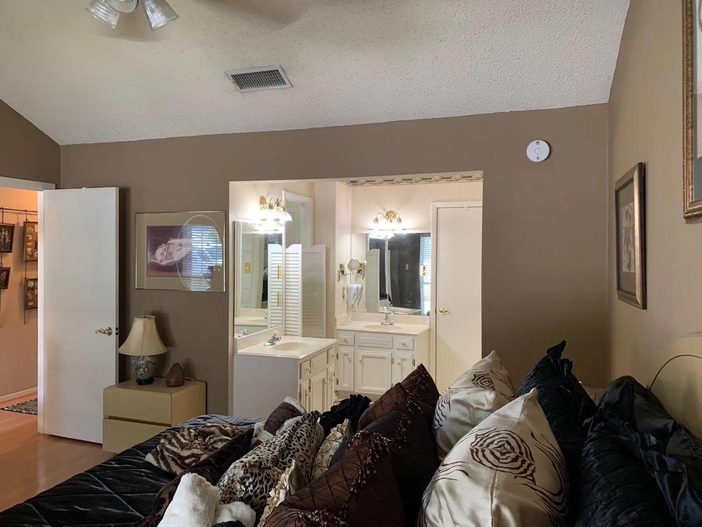 Townhouse For Rent in Tarrant County , 5308 Colony Hill Road, Fort Worth, Texas 76112, 2 Bedroom, 2 Bathroom, 2 Garage spaces, 1,350 Sqft, built in 1974, mls#21397076, Real Estate Agent in Fort Worth, Homes For Rent in Tarrant county, Homes For Rent in Fort Worth, Realtor in Fort Worth Texas, Real Estate Brokerage Independent Realty Texas, Luminita Cordes Realtor