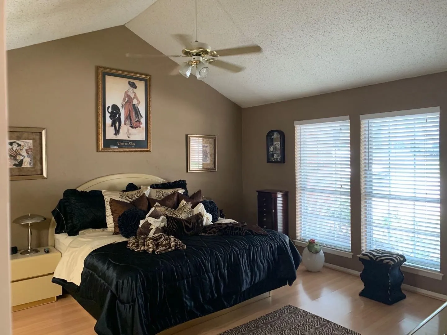Townhouse For Rent in Tarrant County , 5308 Colony Hill Road, Fort Worth, Texas 76112, 2 Bedroom, 2 Bathroom, 2 Garage spaces, 1,350 Sqft, built in 1974, mls#21397076, Real Estate Agent in Fort Worth, Homes For Rent in Tarrant county, Homes For Rent in Fort Worth, Realtor in Fort Worth Texas, Real Estate Brokerage Independent Realty Texas, Luminita Cordes Realtor
