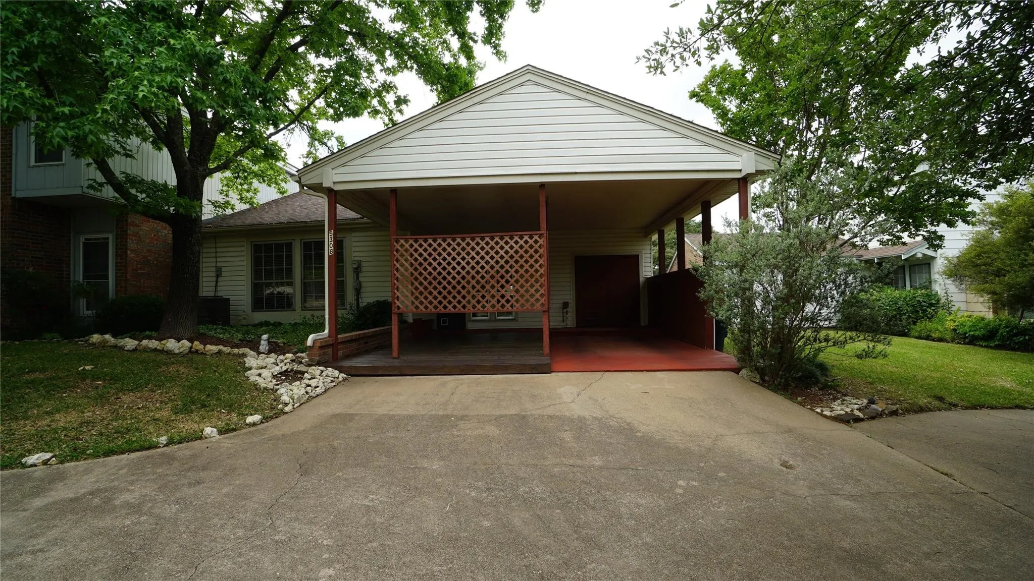 Townhouse For Rent in Tarrant County , 5308 Colony Hill Road, Fort Worth, Texas 76112, 2 Bedroom, 2 Bathroom, 2 Garage spaces, 1,350 Sqft, built in 1974, mls#21397076, Real Estate Agent in Fort Worth, Homes For Rent in Tarrant county, Homes For Rent in Fort Worth, Realtor in Fort Worth Texas, Real Estate Brokerage Independent Realty Texas, Luminita Cordes Realtor