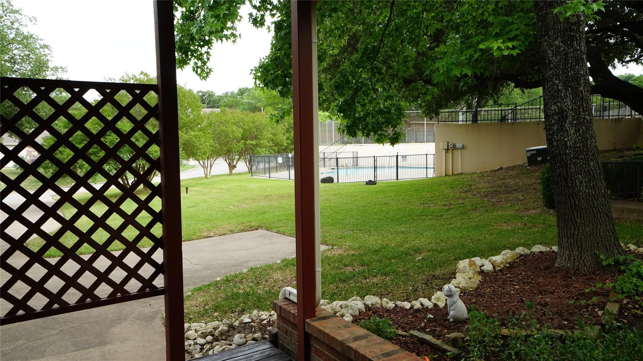 Townhouse For Rent in Tarrant County , 5308 Colony Hill Road, Fort Worth, Texas 76112, 2 Bedroom, 2 Bathroom, 2 Garage spaces, 1,350 Sqft, built in 1974, mls#21397076, Real Estate Agent in Fort Worth, Homes For Rent in Tarrant county, Homes For Rent in Fort Worth, Realtor in Fort Worth Texas, Real Estate Brokerage Independent Realty Texas, Luminita Cordes Realtor
