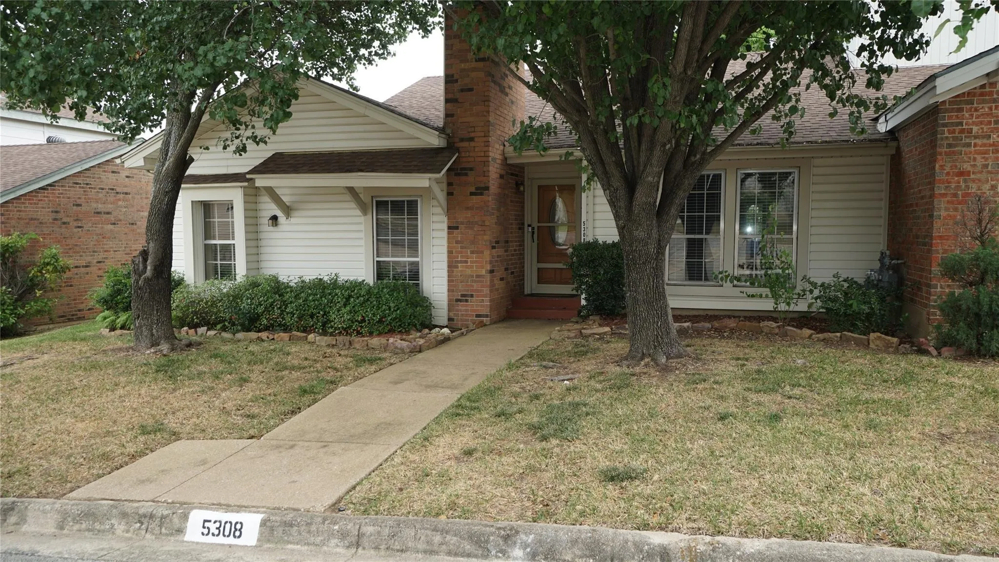 Townhouse For Rent in Tarrant County , 5308 Colony Hill Road, Fort Worth, Texas 76112, 2 Bedroom, 2 Bathroom, 2 Garage spaces, 1,350 Sqft, built in 1974, mls#21397076, Real Estate Agent in Fort Worth, Homes For Rent in Tarrant county, Homes For Rent in Fort Worth, Realtor in Fort Worth Texas, Real Estate Brokerage Independent Realty Texas, Luminita Cordes Realtor