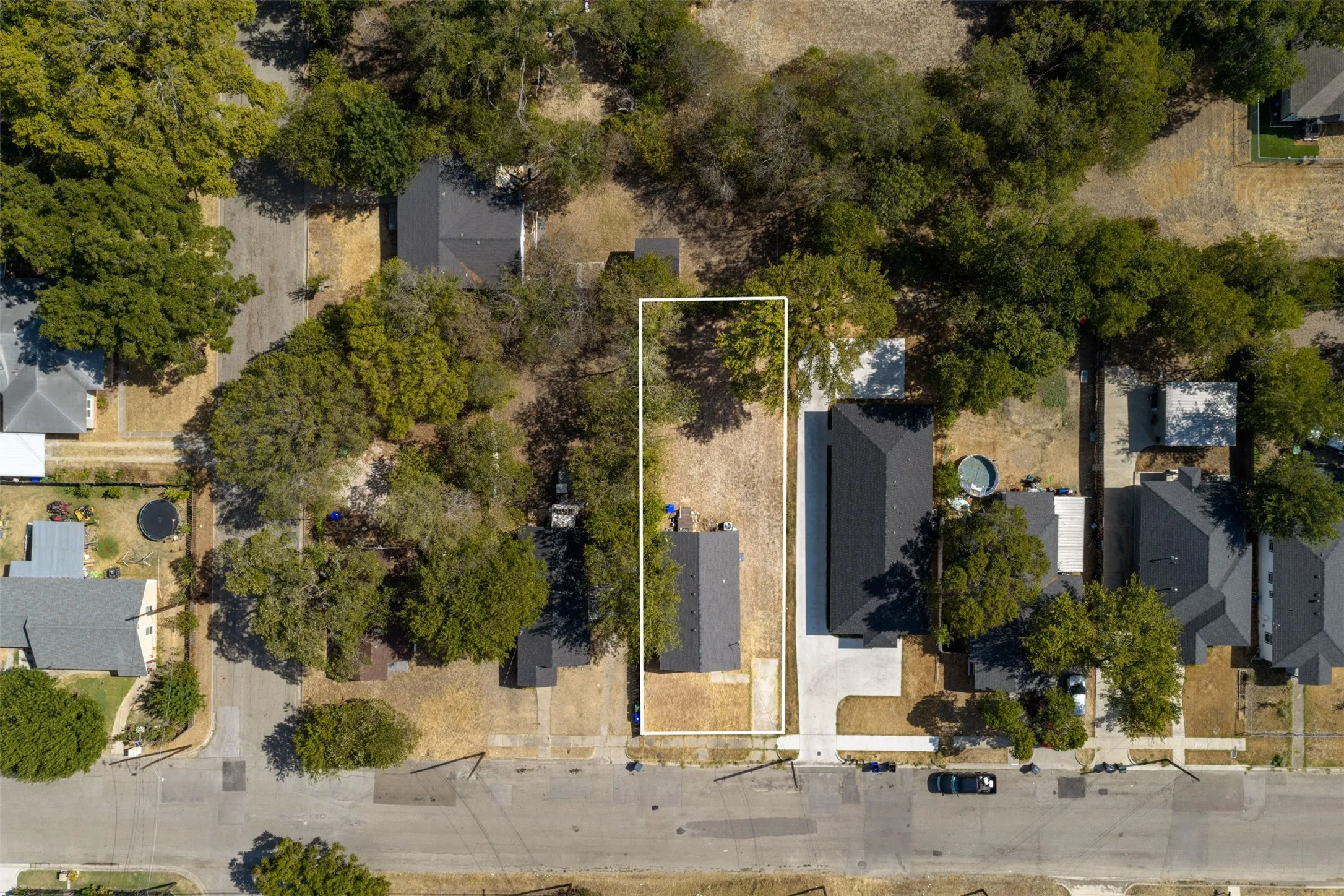 Rectangular lot featuring a single structure
