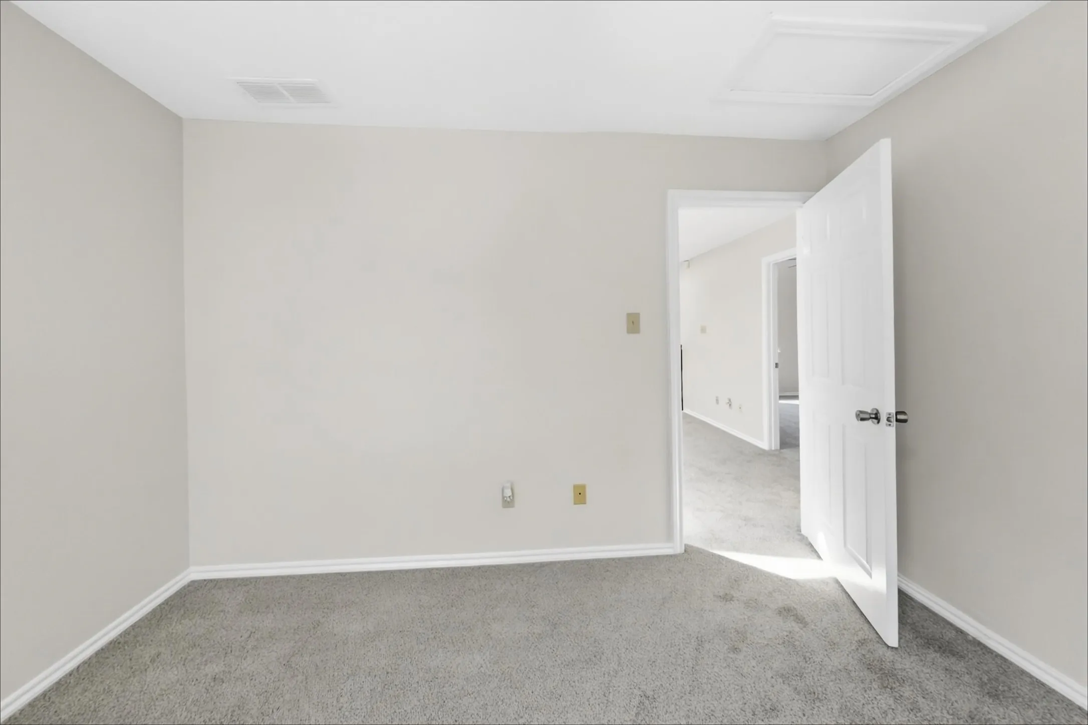 Single Family Residence For Sale in Dallas County , 9016 Cumberland Drive, Irving, Texas 75063, 3 Bedroom, 3 Bathroom, 2 Garage spaces, 2,036 Sqft, built in 1989, mls#21395963, Real Estate Agent in Irving, Homes For Sale in Dallas county, Homes For Sale in Irving, Realtor in Irving Texas, Real Estate Brokerage Independent Realty Texas, Luminita Cordes Realtor