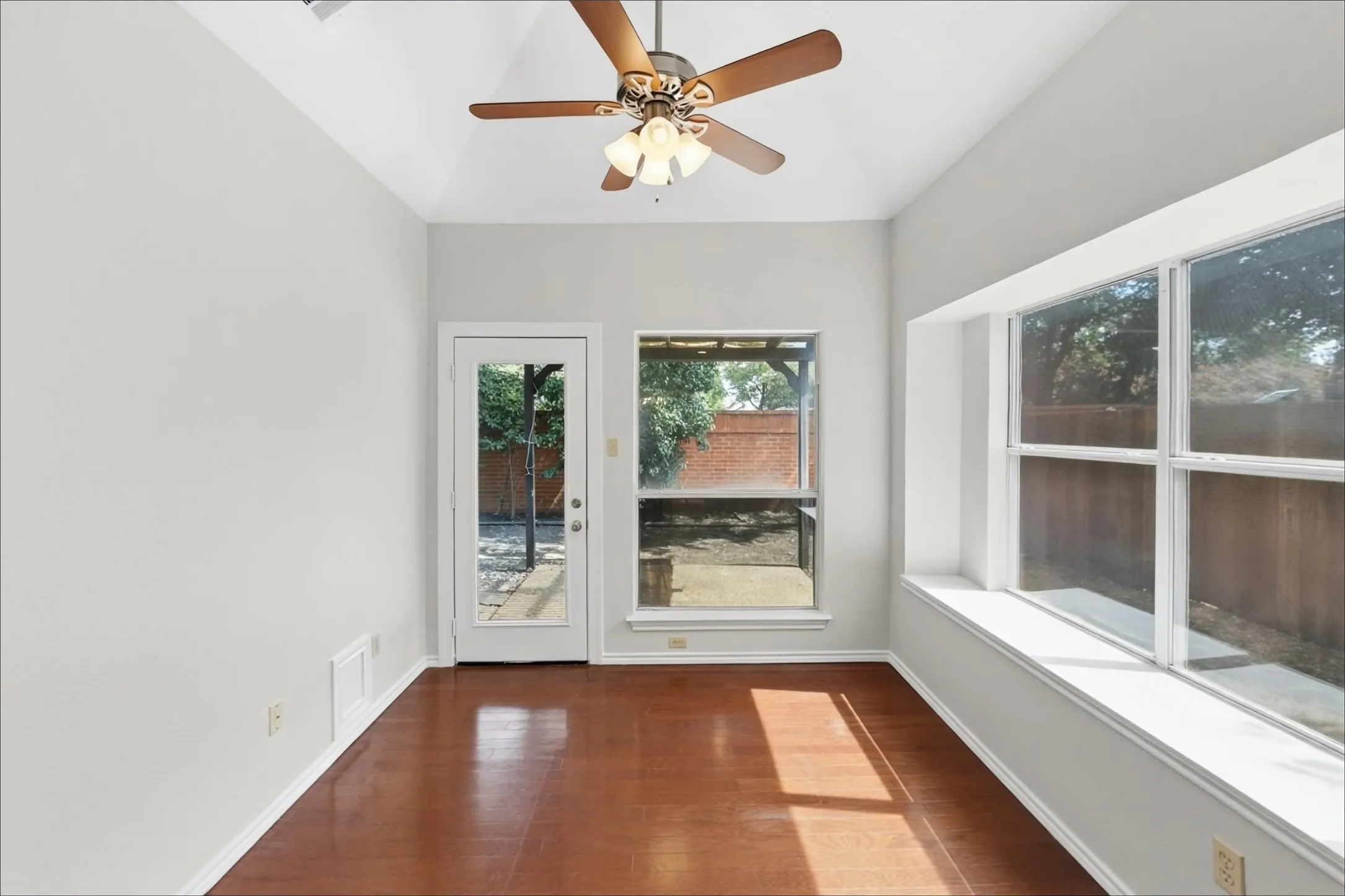 Single Family Residence For Sale in Dallas County , 9016 Cumberland Drive, Irving, Texas 75063, 3 Bedroom, 3 Bathroom, 2 Garage spaces, 2,036 Sqft, built in 1989, mls#21395963, Real Estate Agent in Irving, Homes For Sale in Dallas county, Homes For Sale in Irving, Realtor in Irving Texas, Real Estate Brokerage Independent Realty Texas, Luminita Cordes Realtor