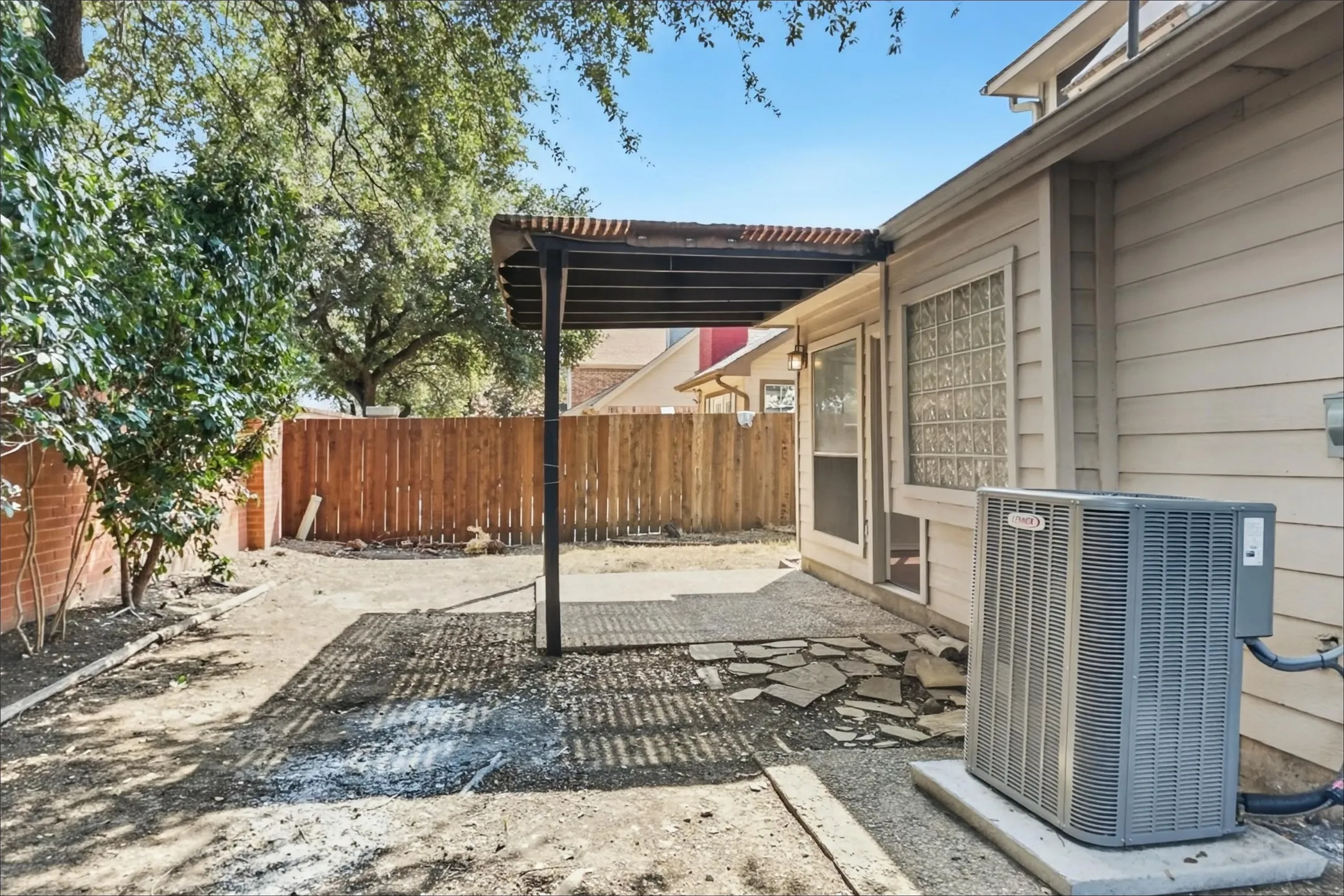 Single Family Residence For Sale in Dallas County , 9016 Cumberland Drive, Irving, Texas 75063, 3 Bedroom, 3 Bathroom, 2 Garage spaces, 2,036 Sqft, built in 1989, mls#21395963, Real Estate Agent in Irving, Homes For Sale in Dallas county, Homes For Sale in Irving, Realtor in Irving Texas, Real Estate Brokerage Independent Realty Texas, Luminita Cordes Realtor