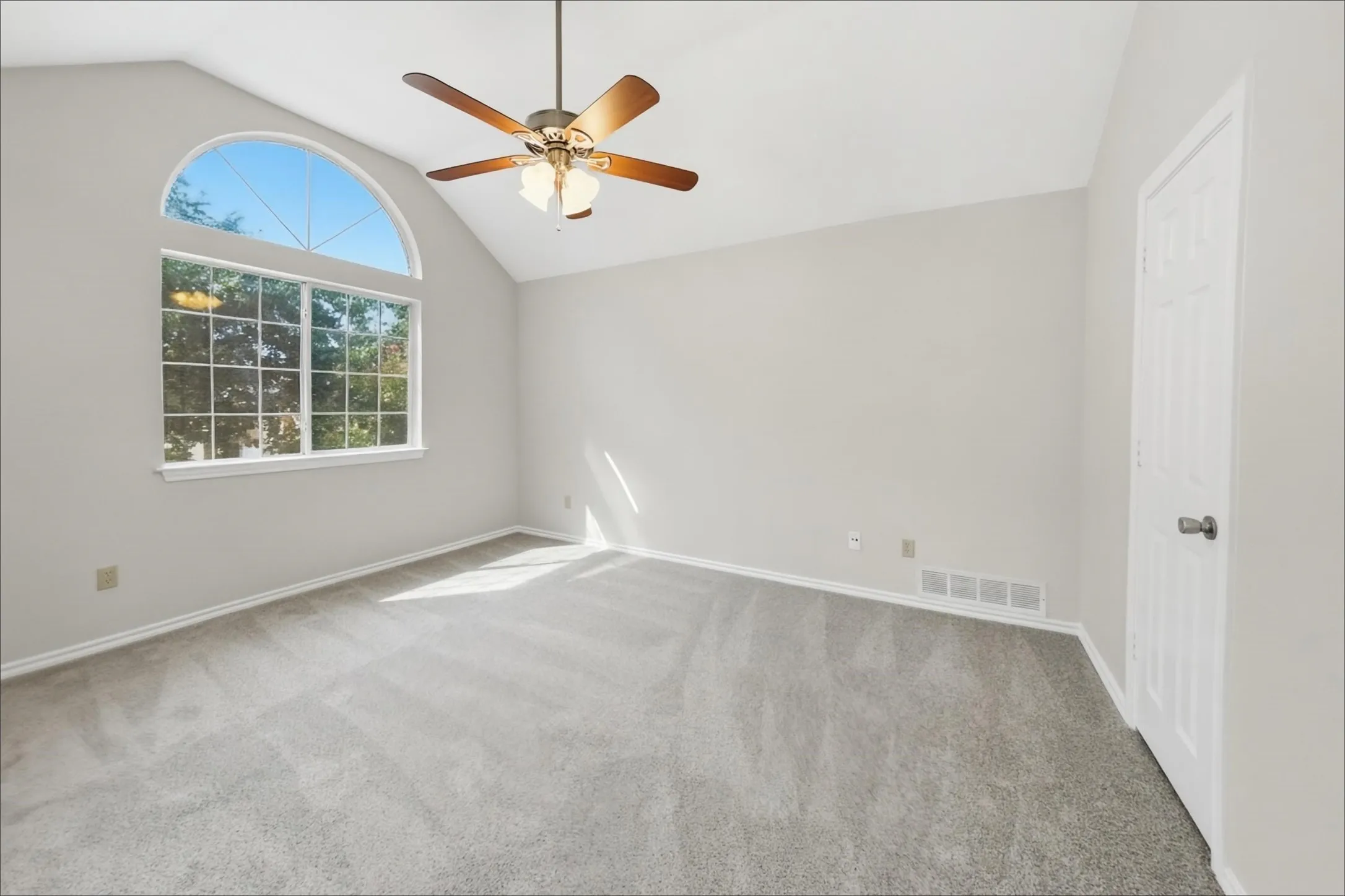 Single Family Residence For Sale in Dallas County , 9016 Cumberland Drive, Irving, Texas 75063, 3 Bedroom, 3 Bathroom, 2 Garage spaces, 2,036 Sqft, built in 1989, mls#21395963, Real Estate Agent in Irving, Homes For Sale in Dallas county, Homes For Sale in Irving, Realtor in Irving Texas, Real Estate Brokerage Independent Realty Texas, Luminita Cordes Realtor