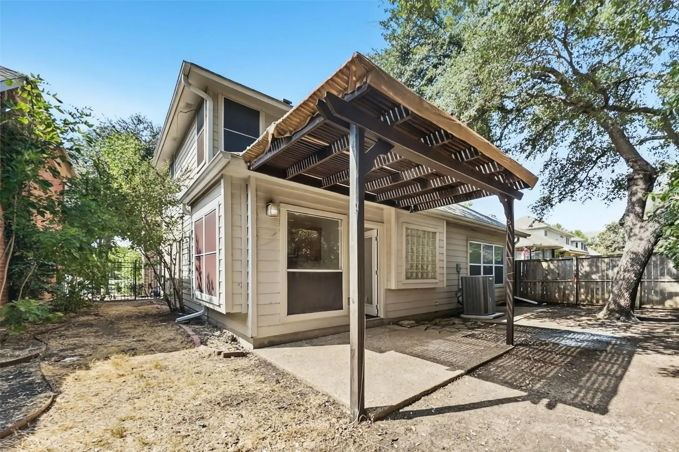 Single Family Residence For Sale in Dallas County , 9016 Cumberland Drive, Irving, Texas 75063, 3 Bedroom, 3 Bathroom, 2 Garage spaces, 2,036 Sqft, built in 1989, mls#21395963, Real Estate Agent in Irving, Homes For Sale in Dallas county, Homes For Sale in Irving, Realtor in Irving Texas, Real Estate Brokerage Independent Realty Texas, Luminita Cordes Realtor