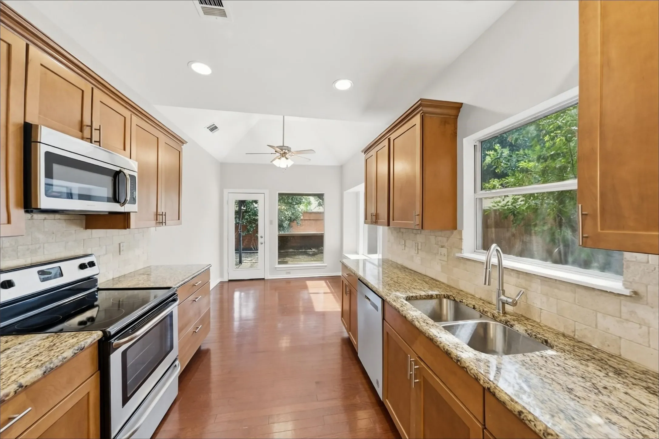 Single Family Residence For Sale in Dallas County , 9016 Cumberland Drive, Irving, Texas 75063, 3 Bedroom, 3 Bathroom, 2 Garage spaces, 2,036 Sqft, built in 1989, mls#21395963, Real Estate Agent in Irving, Homes For Sale in Dallas county, Homes For Sale in Irving, Realtor in Irving Texas, Real Estate Brokerage Independent Realty Texas, Luminita Cordes Realtor
