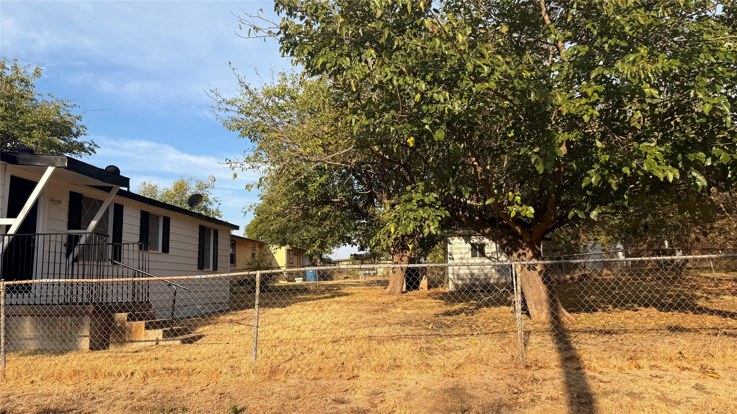 Single Family Residence For Sale in Johnson County , 806 W Atchley Avenue, Alvarado, Texas 76009, 3 Bedroom, 2 Bathroom, Garage spaces, 1,276 Sqft, built in 1978, mls#21396912, Real Estate Agent in Alvarado, Homes For Sale in Johnson county, Homes For Sale in Alvarado, Realtor in Alvarado Texas, Real Estate Brokerage Independent Realty Texas, Luminita Cordes Realtor