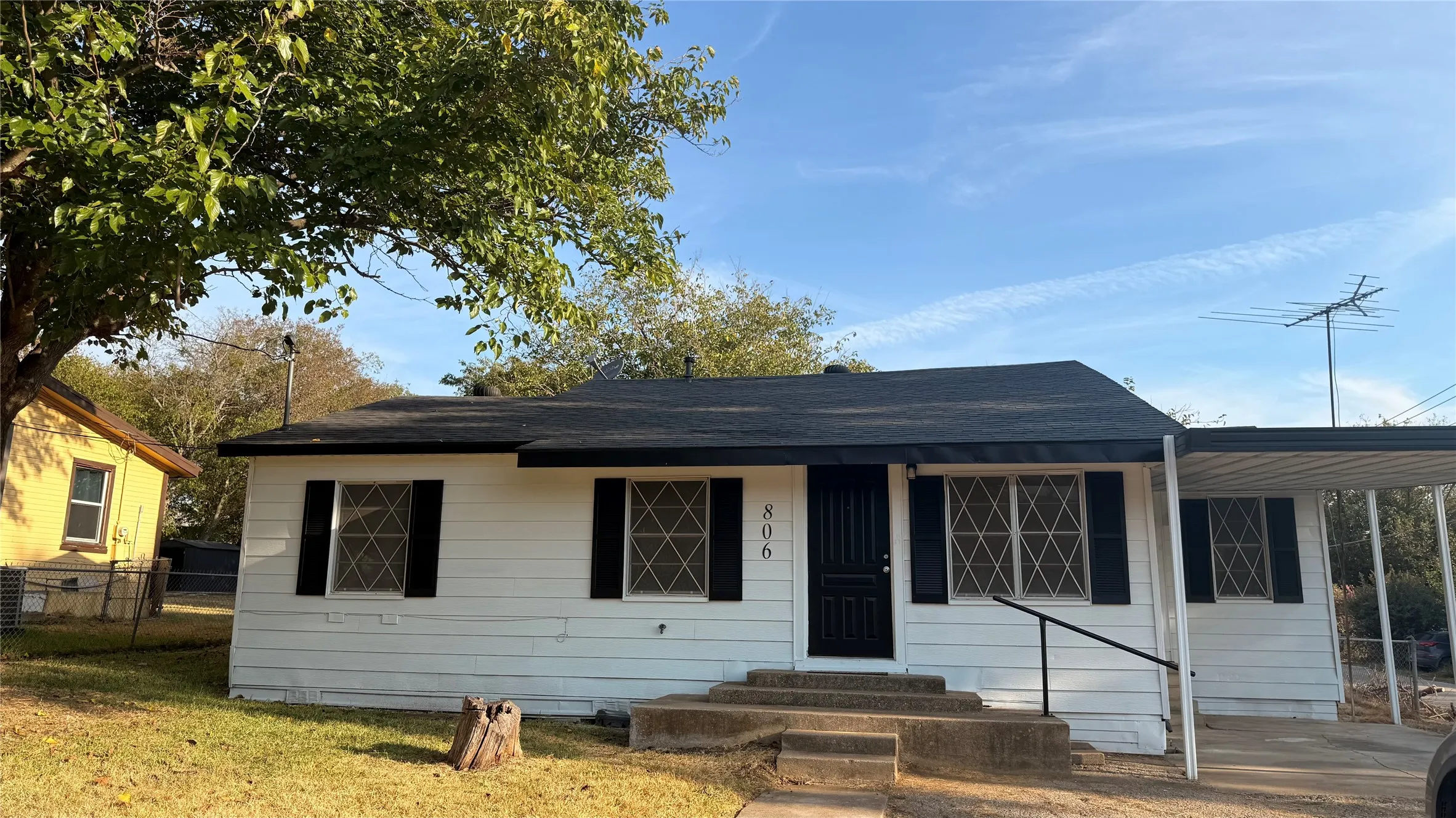Single Family Residence For Sale in Johnson County , 806 W Atchley Avenue, Alvarado, Texas 76009, 3 Bedroom, 2 Bathroom, Garage spaces, 1,276 Sqft, built in 1978, mls#21396912, Real Estate Agent in Alvarado, Homes For Sale in Johnson county, Homes For Sale in Alvarado, Realtor in Alvarado Texas, Real Estate Brokerage Independent Realty Texas, Luminita Cordes Realtor