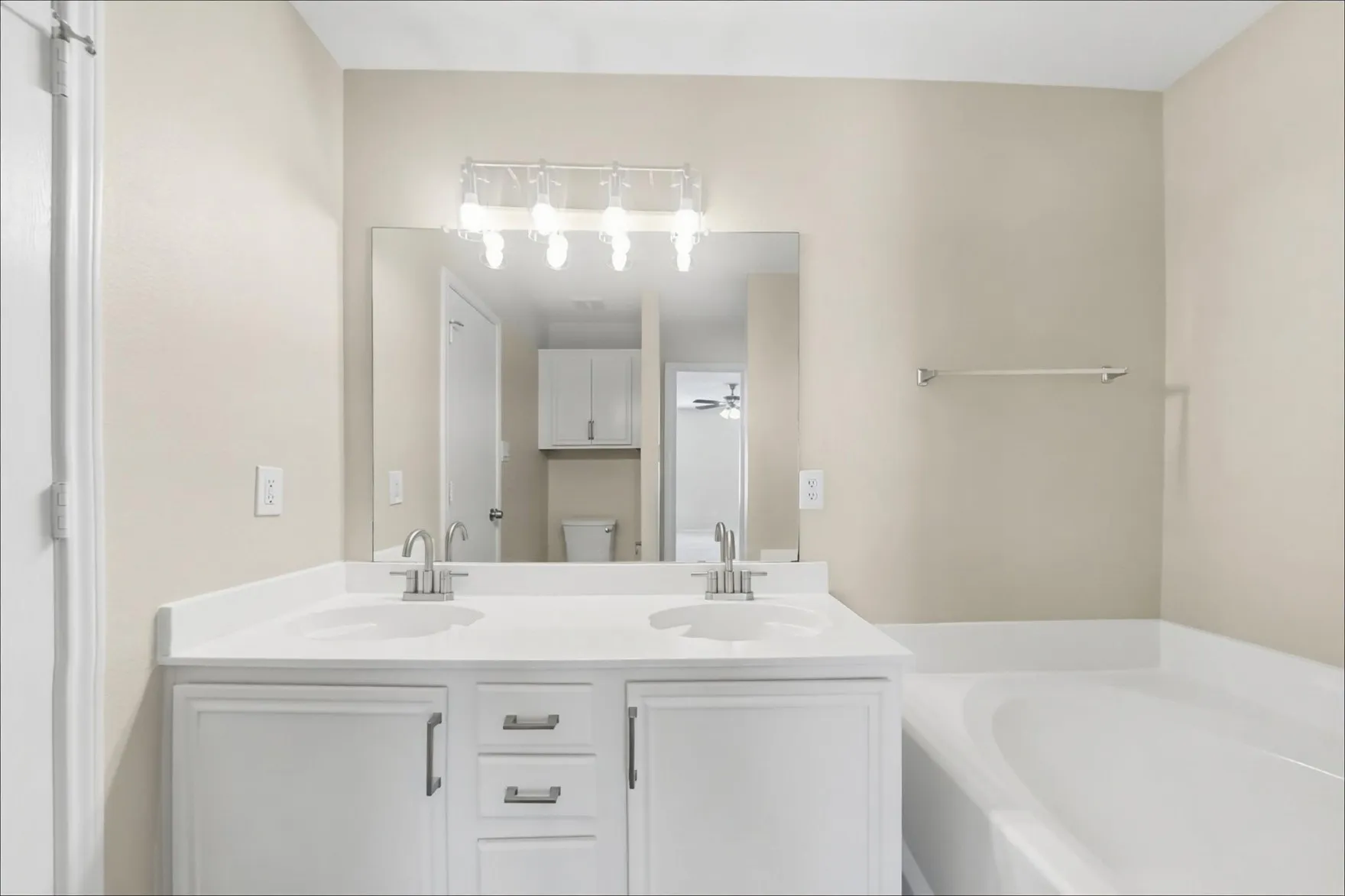 Single Family Residence For Sale in Tarrant County , 7217 Fossil Hill Drive, Arlington, Texas 76002, 4 Bedroom, 2 Bathroom, 2 Garage spaces, 1,854 Sqft, built in 2001, mls#21396053, Real Estate Agent in Arlington, Homes For Sale in Tarrant county, Homes For Sale in Arlington, Realtor in Arlington Texas, Real Estate Brokerage Independent Realty Texas, Luminita Cordes Realtor