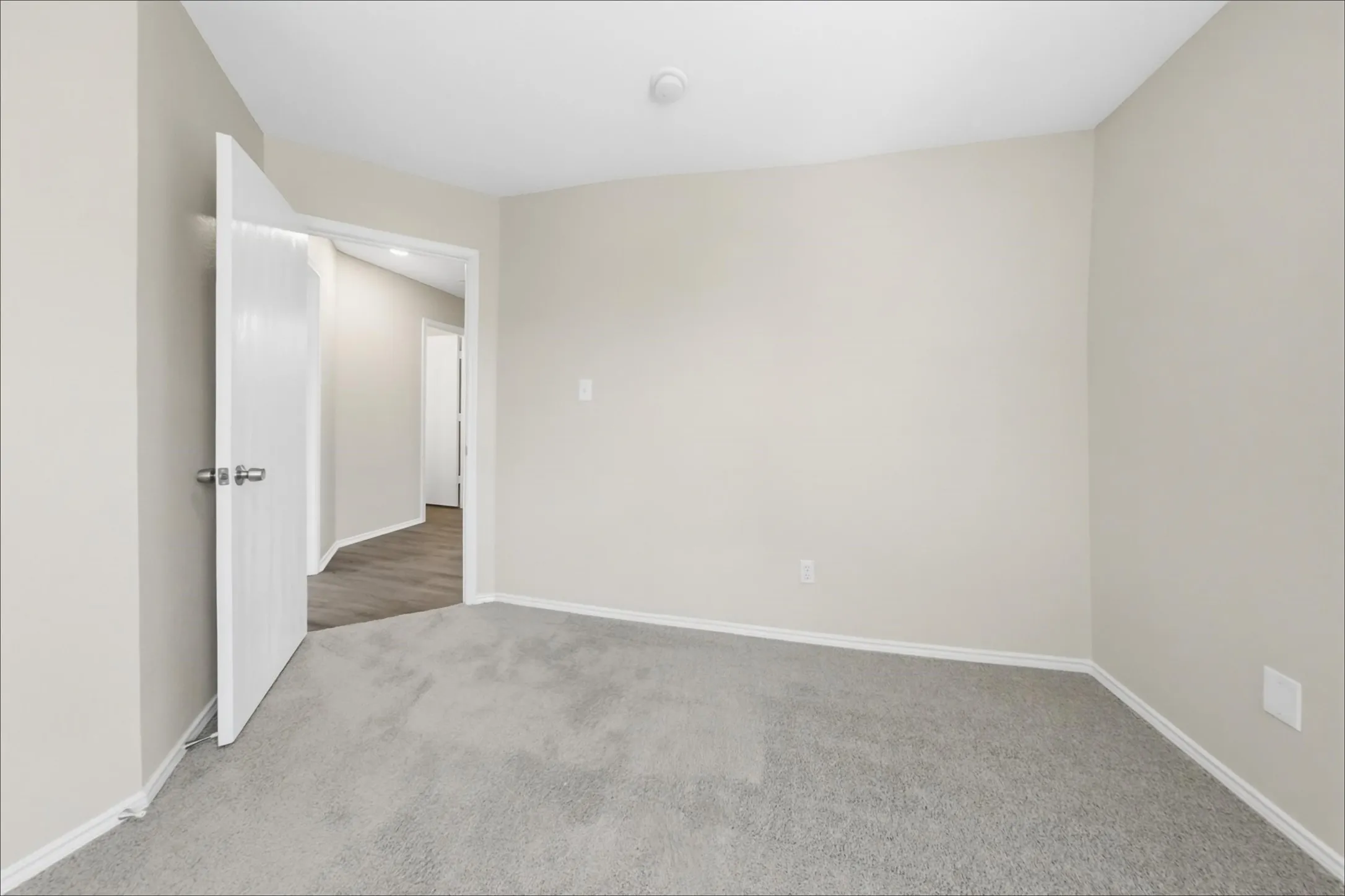 Single Family Residence For Sale in Tarrant County , 7217 Fossil Hill Drive, Arlington, Texas 76002, 4 Bedroom, 2 Bathroom, 2 Garage spaces, 1,854 Sqft, built in 2001, mls#21396053, Real Estate Agent in Arlington, Homes For Sale in Tarrant county, Homes For Sale in Arlington, Realtor in Arlington Texas, Real Estate Brokerage Independent Realty Texas, Luminita Cordes Realtor