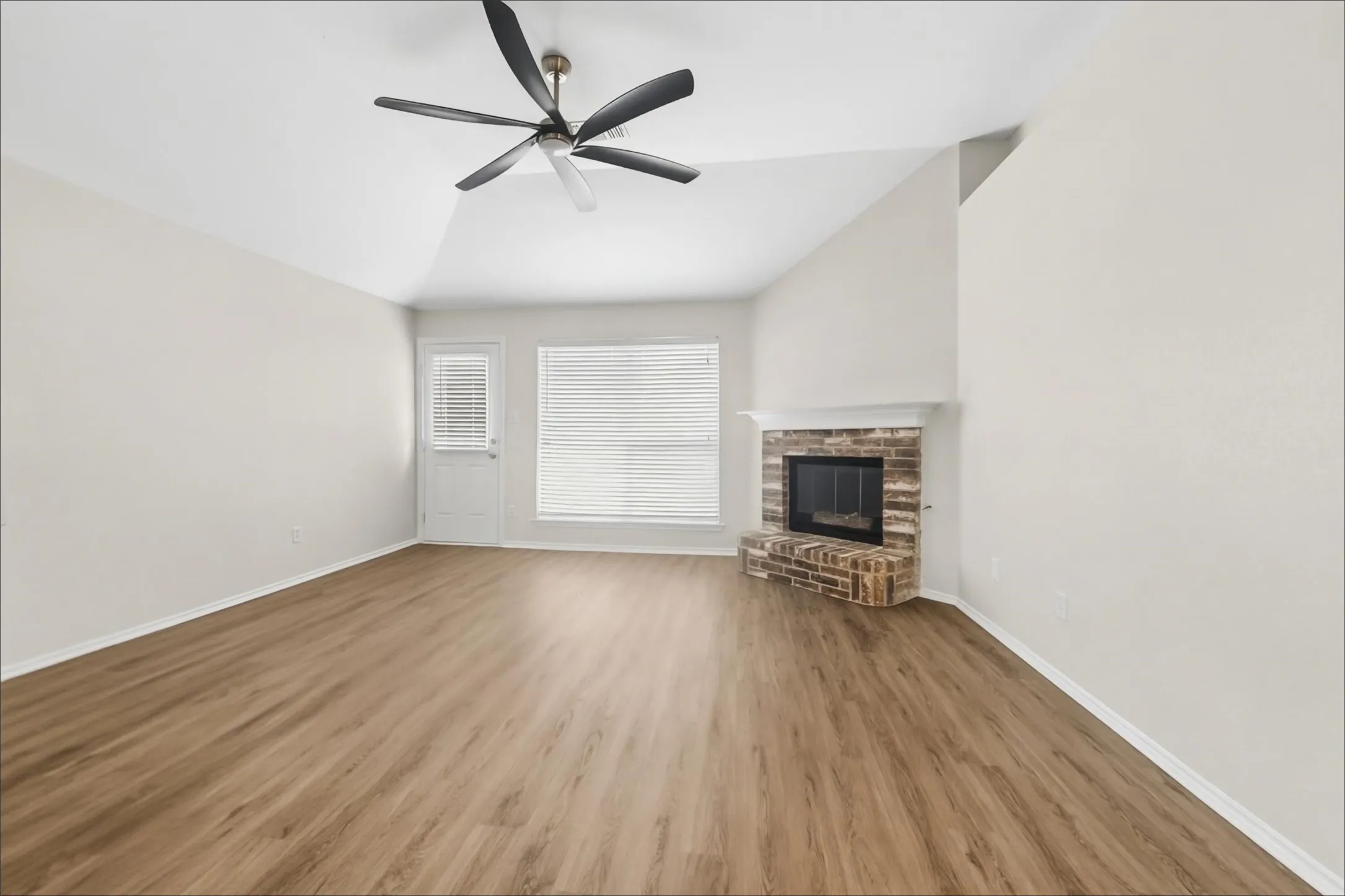 Single Family Residence For Sale in Tarrant County , 7217 Fossil Hill Drive, Arlington, Texas 76002, 4 Bedroom, 2 Bathroom, 2 Garage spaces, 1,854 Sqft, built in 2001, mls#21396053, Real Estate Agent in Arlington, Homes For Sale in Tarrant county, Homes For Sale in Arlington, Realtor in Arlington Texas, Real Estate Brokerage Independent Realty Texas, Luminita Cordes Realtor