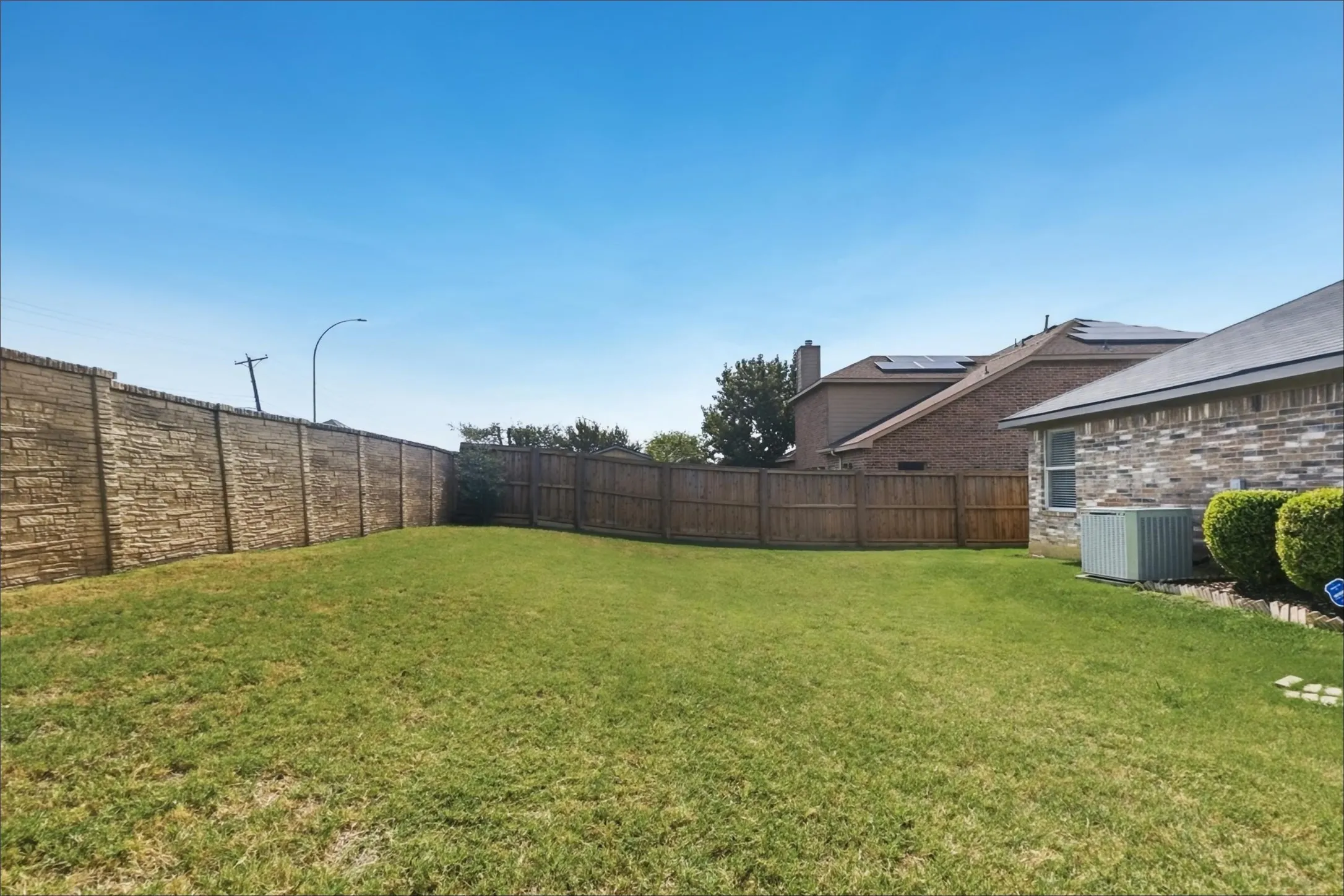 Single Family Residence For Sale in Tarrant County , 7217 Fossil Hill Drive, Arlington, Texas 76002, 4 Bedroom, 2 Bathroom, 2 Garage spaces, 1,854 Sqft, built in 2001, mls#21396053, Real Estate Agent in Arlington, Homes For Sale in Tarrant county, Homes For Sale in Arlington, Realtor in Arlington Texas, Real Estate Brokerage Independent Realty Texas, Luminita Cordes Realtor