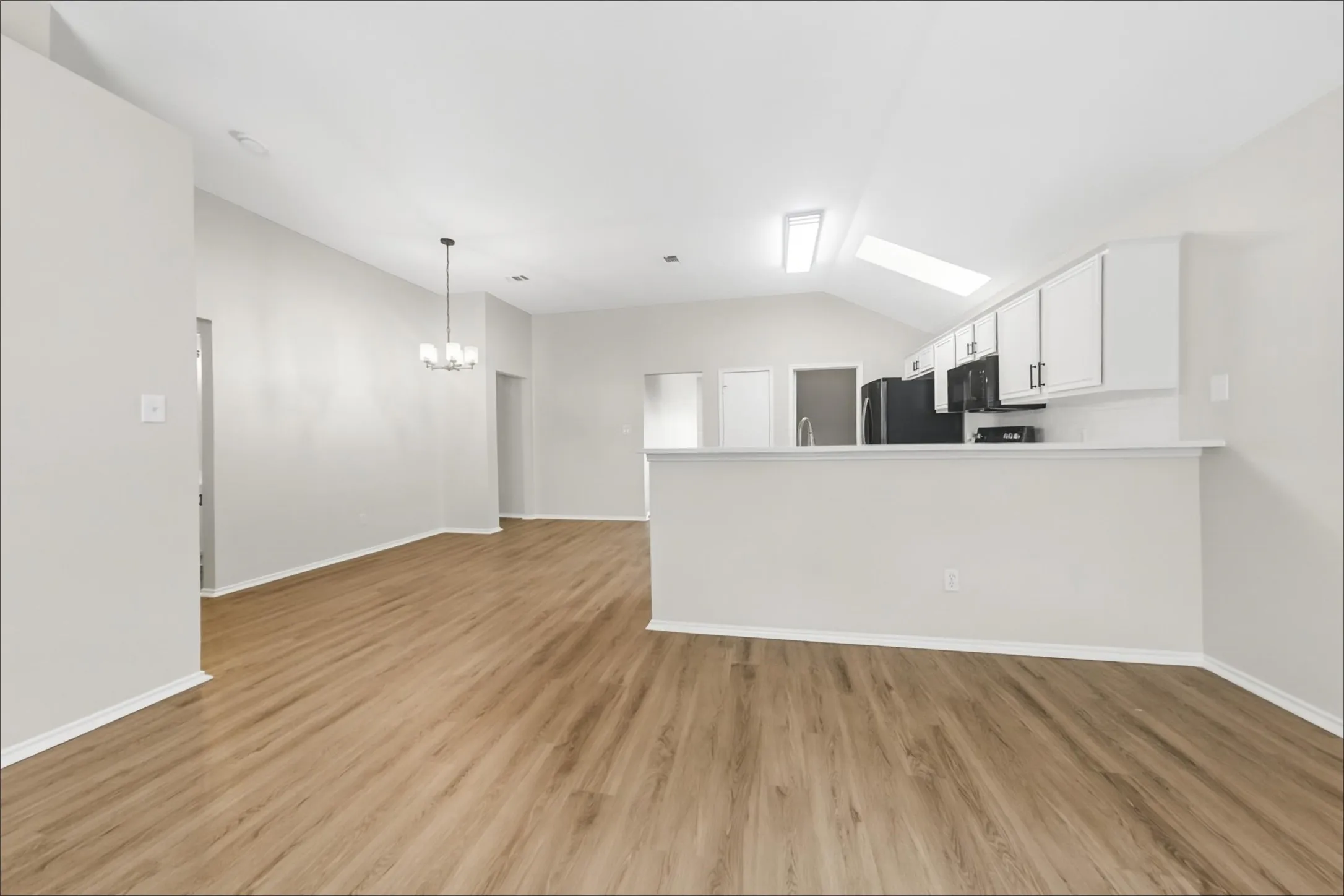 Single Family Residence For Sale in Tarrant County , 7217 Fossil Hill Drive, Arlington, Texas 76002, 4 Bedroom, 2 Bathroom, 2 Garage spaces, 1,854 Sqft, built in 2001, mls#21396053, Real Estate Agent in Arlington, Homes For Sale in Tarrant county, Homes For Sale in Arlington, Realtor in Arlington Texas, Real Estate Brokerage Independent Realty Texas, Luminita Cordes Realtor