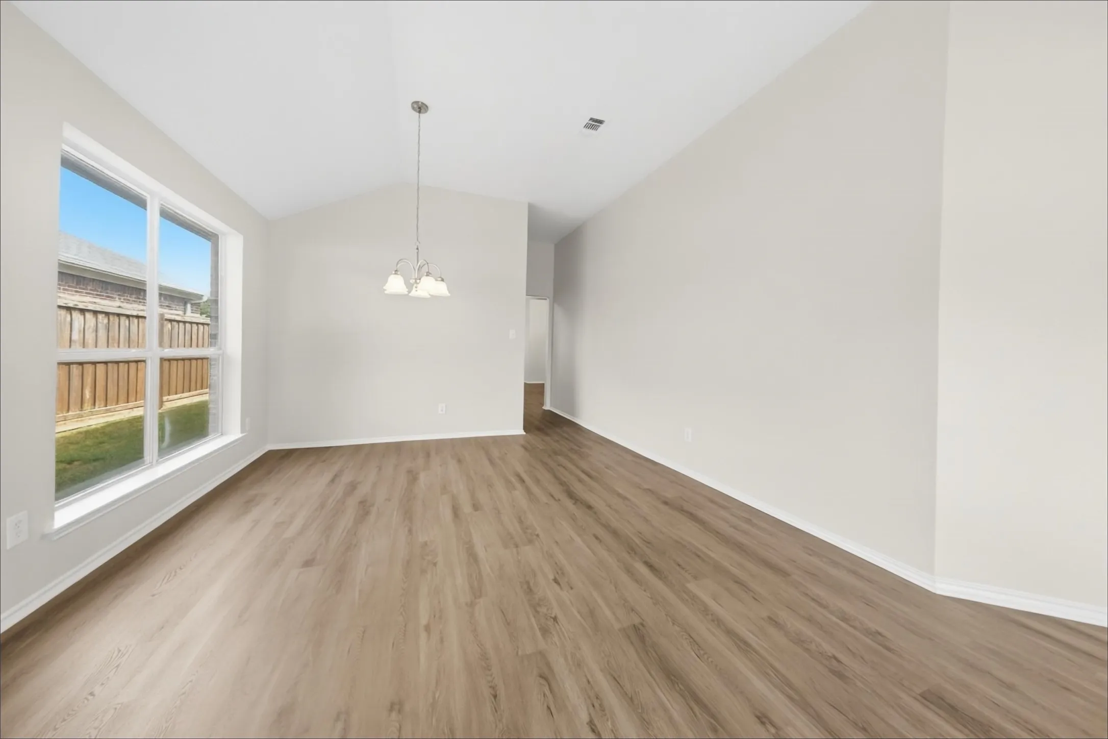 Single Family Residence For Sale in Tarrant County , 7217 Fossil Hill Drive, Arlington, Texas 76002, 4 Bedroom, 2 Bathroom, 2 Garage spaces, 1,854 Sqft, built in 2001, mls#21396053, Real Estate Agent in Arlington, Homes For Sale in Tarrant county, Homes For Sale in Arlington, Realtor in Arlington Texas, Real Estate Brokerage Independent Realty Texas, Luminita Cordes Realtor