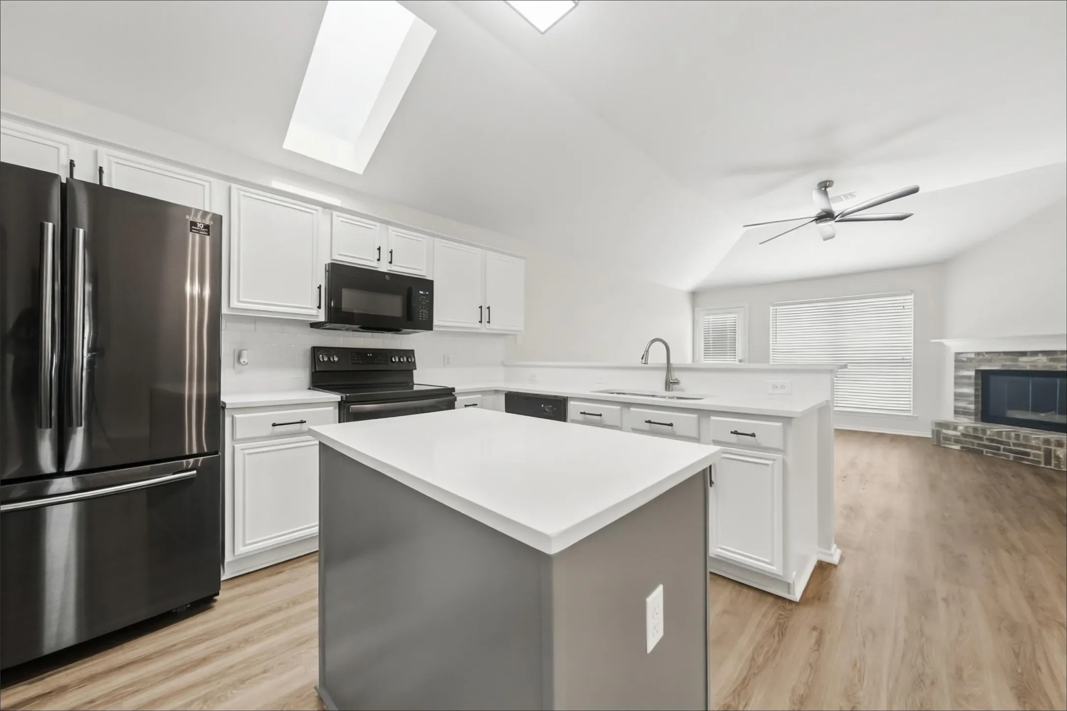 Single Family Residence For Sale in Tarrant County , 7217 Fossil Hill Drive, Arlington, Texas 76002, 4 Bedroom, 2 Bathroom, 2 Garage spaces, 1,854 Sqft, built in 2001, mls#21396053, Real Estate Agent in Arlington, Homes For Sale in Tarrant county, Homes For Sale in Arlington, Realtor in Arlington Texas, Real Estate Brokerage Independent Realty Texas, Luminita Cordes Realtor