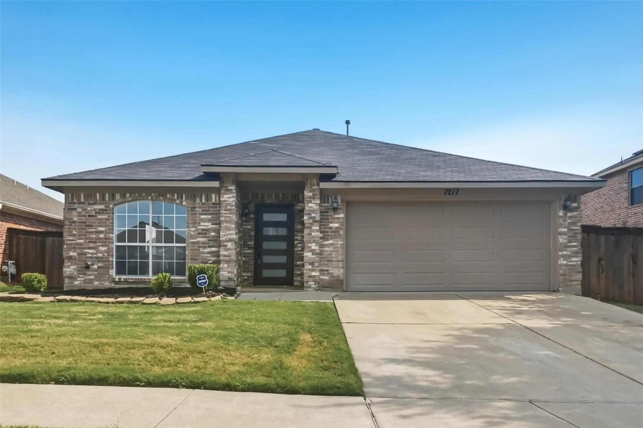 Single Family Residence For Sale in Tarrant County , 7217 Fossil Hill Drive, Arlington, Texas 76002, 4 Bedroom, 2 Bathroom, 2 Garage spaces, 1,854 Sqft, built in 2001, mls#21396053, Real Estate Agent in Arlington, Homes For Sale in Tarrant county, Homes For Sale in Arlington, Realtor in Arlington Texas, Real Estate Brokerage Independent Realty Texas, Luminita Cordes Realtor