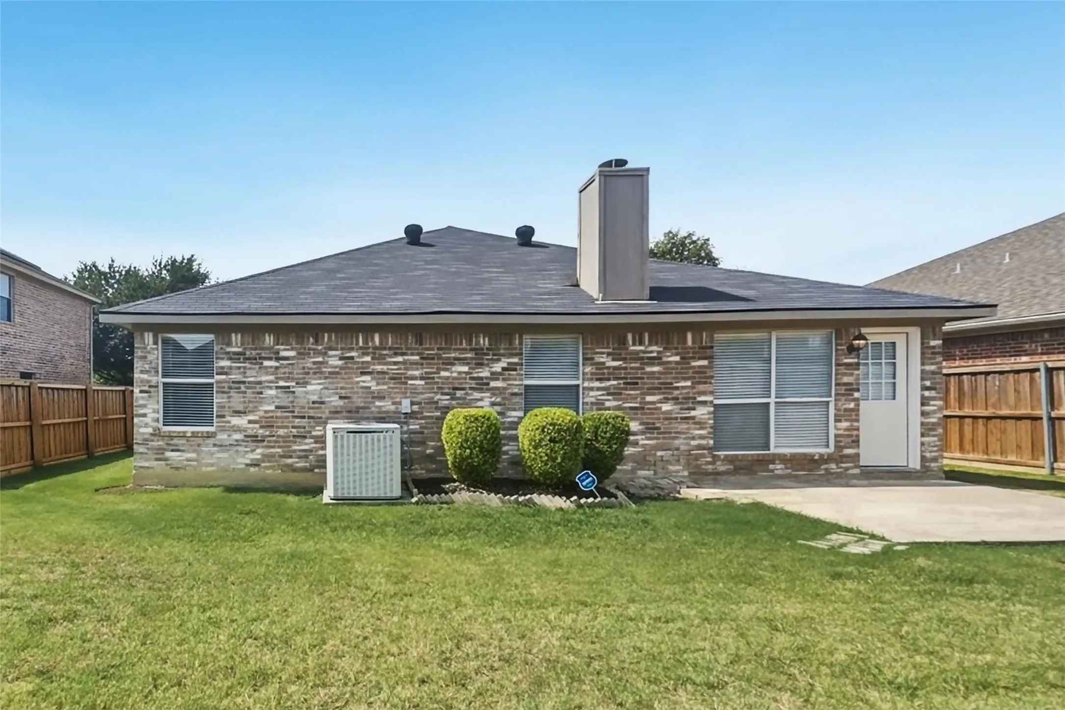 Single Family Residence For Sale in Tarrant County , 7217 Fossil Hill Drive, Arlington, Texas 76002, 4 Bedroom, 2 Bathroom, 2 Garage spaces, 1,854 Sqft, built in 2001, mls#21396053, Real Estate Agent in Arlington, Homes For Sale in Tarrant county, Homes For Sale in Arlington, Realtor in Arlington Texas, Real Estate Brokerage Independent Realty Texas, Luminita Cordes Realtor