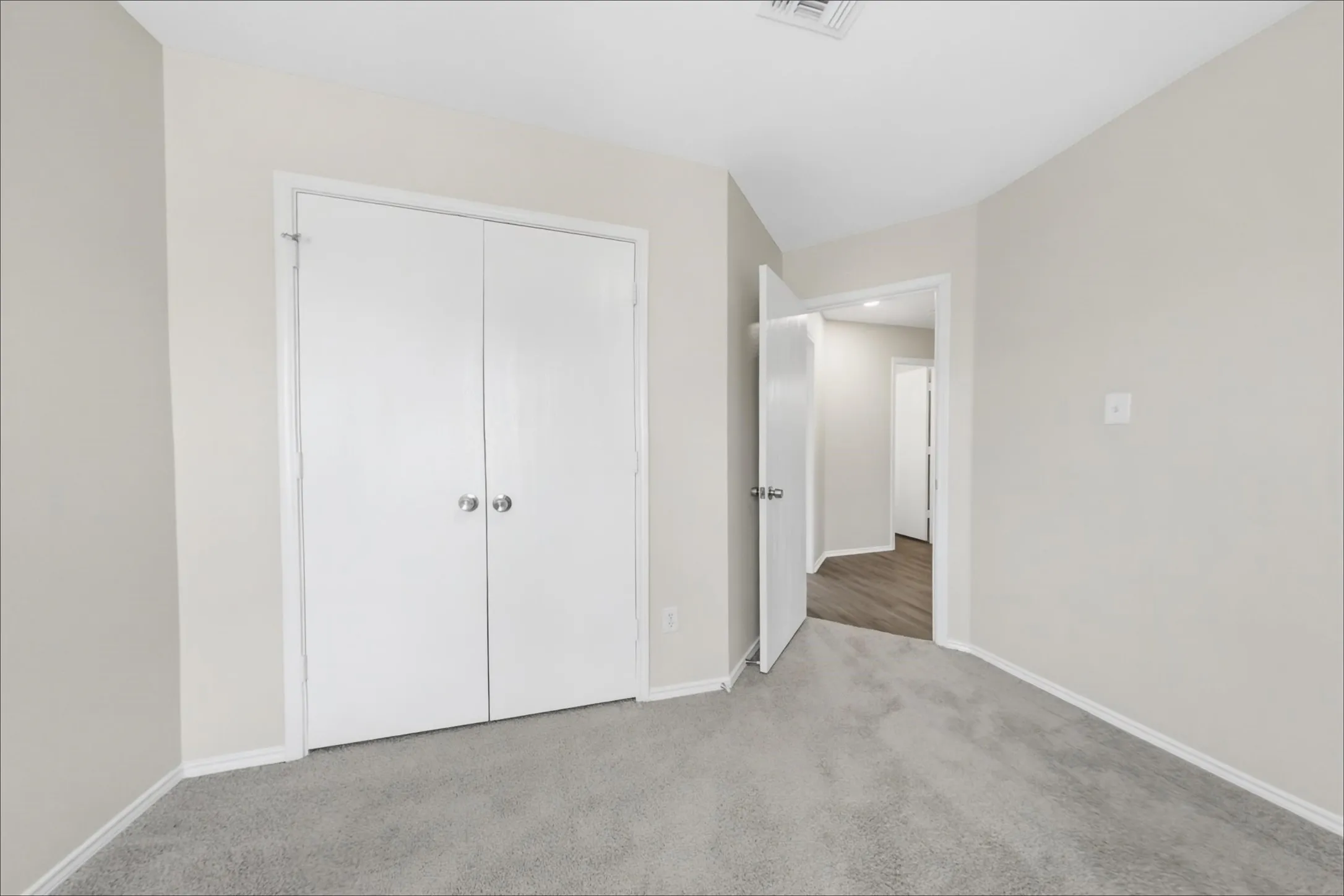 Single Family Residence For Sale in Tarrant County , 7217 Fossil Hill Drive, Arlington, Texas 76002, 4 Bedroom, 2 Bathroom, 2 Garage spaces, 1,854 Sqft, built in 2001, mls#21396053, Real Estate Agent in Arlington, Homes For Sale in Tarrant county, Homes For Sale in Arlington, Realtor in Arlington Texas, Real Estate Brokerage Independent Realty Texas, Luminita Cordes Realtor
