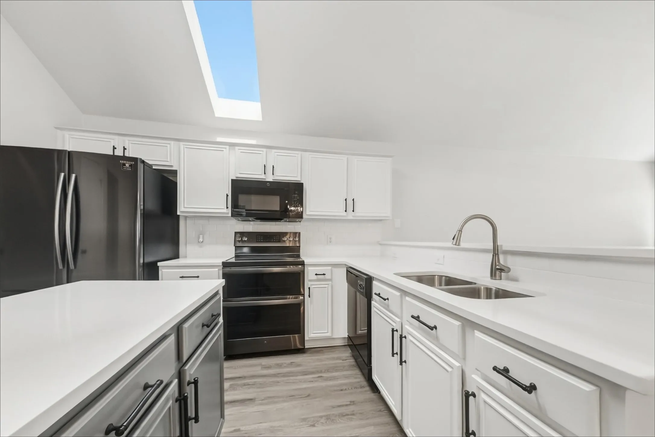 Single Family Residence For Sale in Tarrant County , 7217 Fossil Hill Drive, Arlington, Texas 76002, 4 Bedroom, 2 Bathroom, 2 Garage spaces, 1,854 Sqft, built in 2001, mls#21396053, Real Estate Agent in Arlington, Homes For Sale in Tarrant county, Homes For Sale in Arlington, Realtor in Arlington Texas, Real Estate Brokerage Independent Realty Texas, Luminita Cordes Realtor