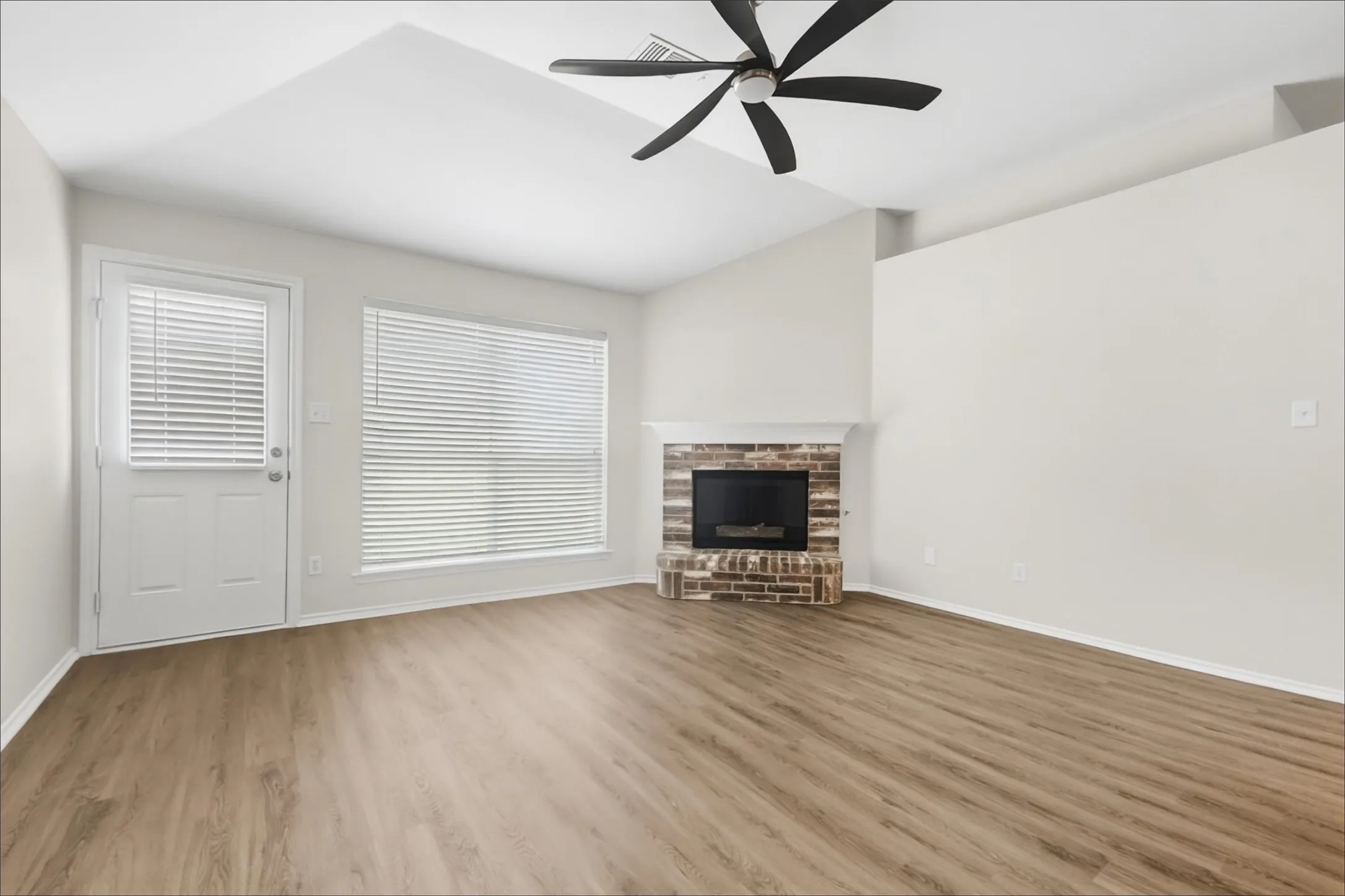 Single Family Residence For Sale in Tarrant County , 7217 Fossil Hill Drive, Arlington, Texas 76002, 4 Bedroom, 2 Bathroom, 2 Garage spaces, 1,854 Sqft, built in 2001, mls#21396053, Real Estate Agent in Arlington, Homes For Sale in Tarrant county, Homes For Sale in Arlington, Realtor in Arlington Texas, Real Estate Brokerage Independent Realty Texas, Luminita Cordes Realtor