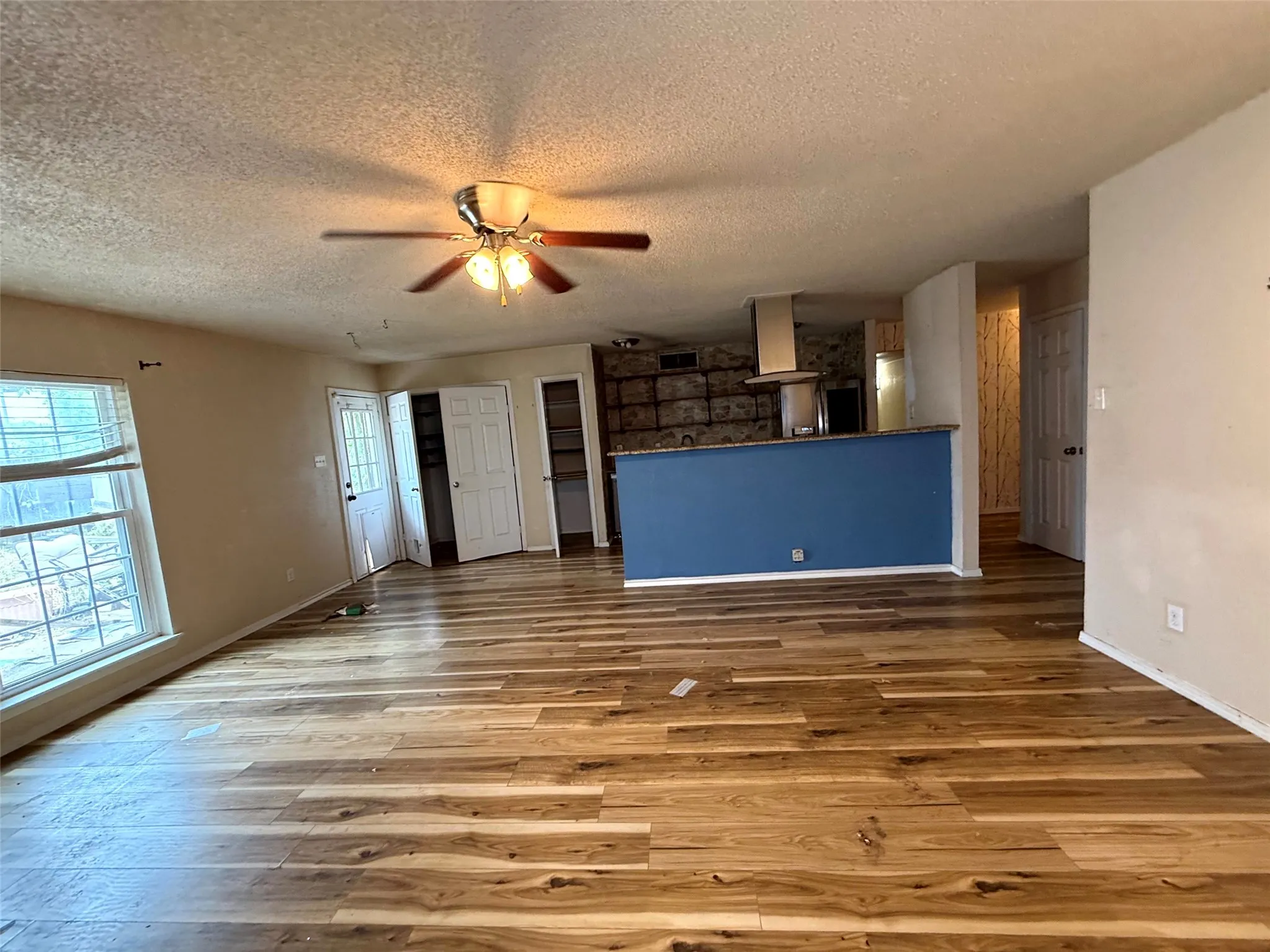 Single Family Residence For Sale in Tarrant County , 305 S Willow Street, Mansfield, Texas 76063, 3 Bedroom, 2 Bathroom, 2 Garage spaces, 1,403 Sqft, built in 1977, mls#21397096, Real Estate Agent in Mansfield, Homes For Sale in Tarrant county, Homes For Sale in Mansfield, Realtor in Mansfield Texas, Real Estate Brokerage Independent Realty Texas, Luminita Cordes Realtor