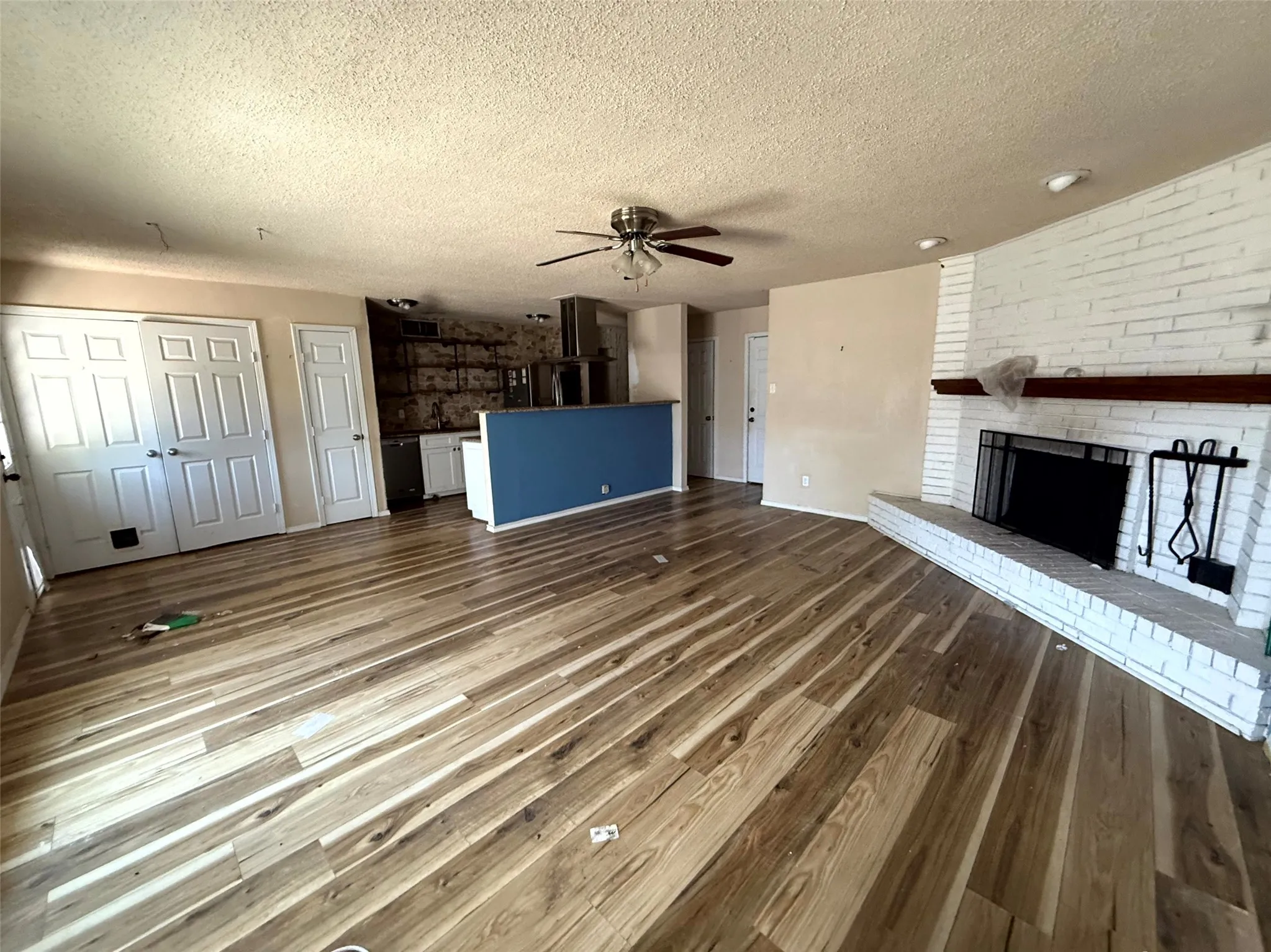 Single Family Residence For Sale in Tarrant County , 305 S Willow Street, Mansfield, Texas 76063, 3 Bedroom, 2 Bathroom, 2 Garage spaces, 1,403 Sqft, built in 1977, mls#21397096, Real Estate Agent in Mansfield, Homes For Sale in Tarrant county, Homes For Sale in Mansfield, Realtor in Mansfield Texas, Real Estate Brokerage Independent Realty Texas, Luminita Cordes Realtor