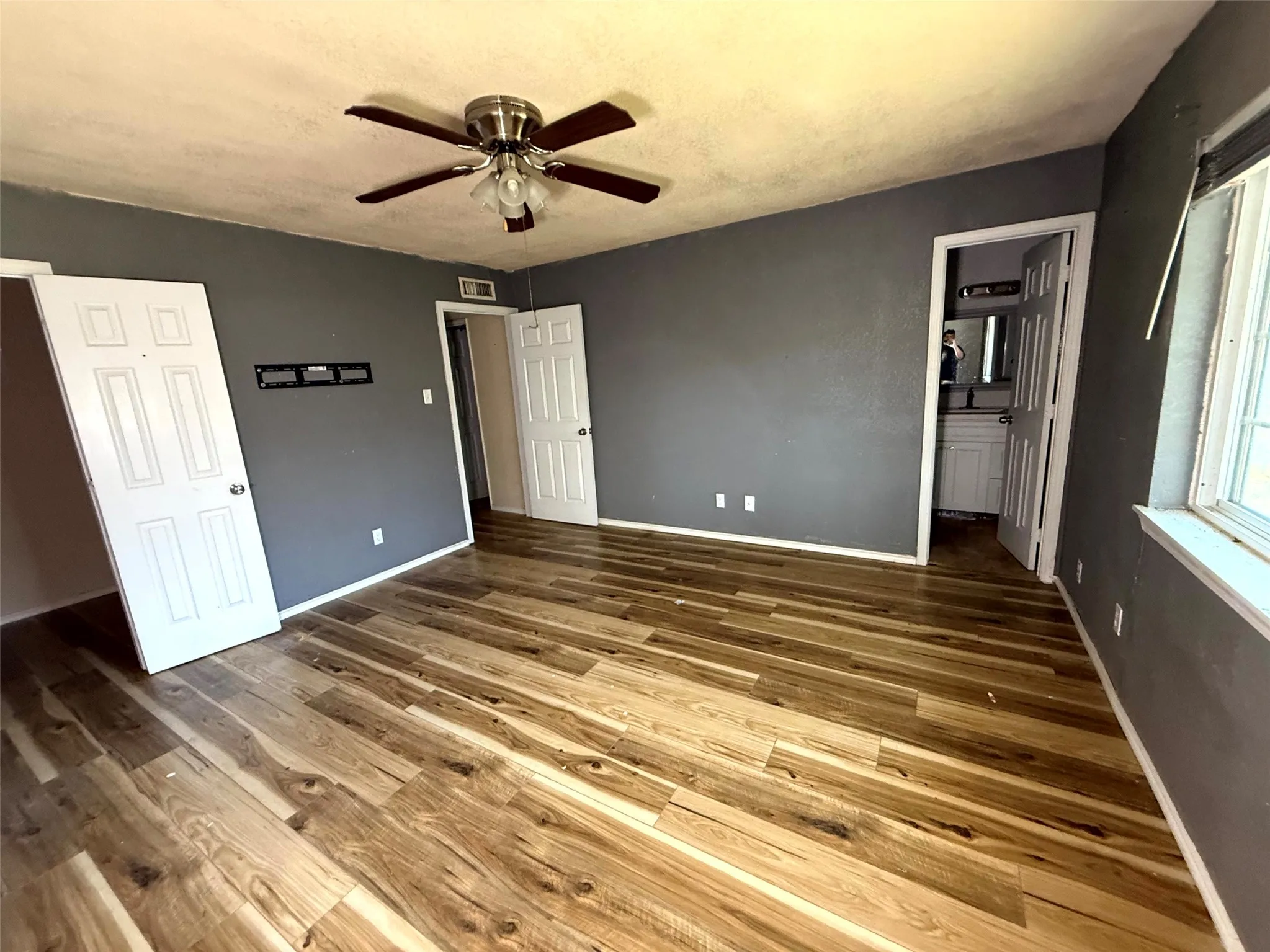 Single Family Residence For Sale in Tarrant County , 305 S Willow Street, Mansfield, Texas 76063, 3 Bedroom, 2 Bathroom, 2 Garage spaces, 1,403 Sqft, built in 1977, mls#21397096, Real Estate Agent in Mansfield, Homes For Sale in Tarrant county, Homes For Sale in Mansfield, Realtor in Mansfield Texas, Real Estate Brokerage Independent Realty Texas, Luminita Cordes Realtor