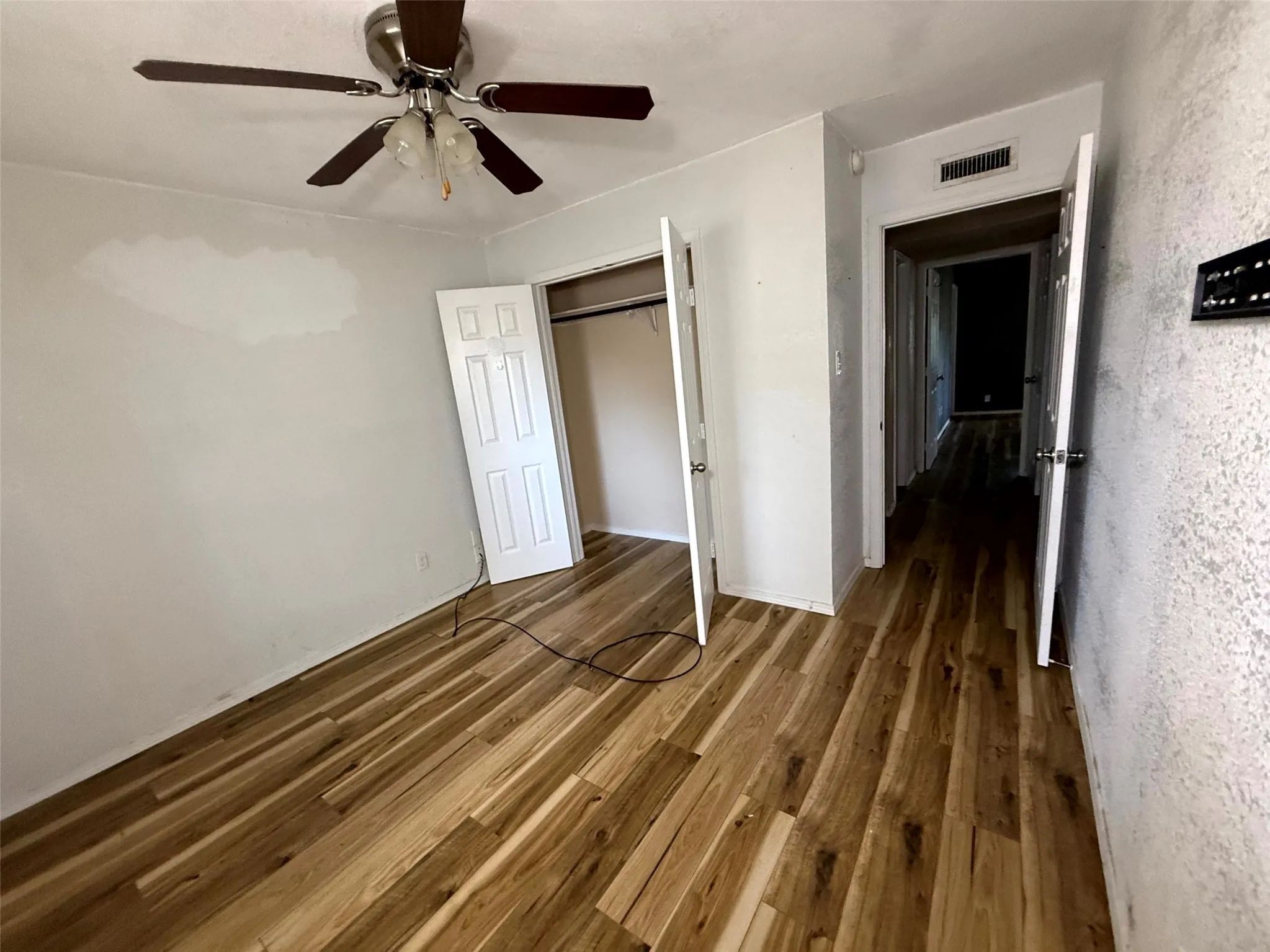 Single Family Residence For Sale in Tarrant County , 305 S Willow Street, Mansfield, Texas 76063, 3 Bedroom, 2 Bathroom, 2 Garage spaces, 1,403 Sqft, built in 1977, mls#21397096, Real Estate Agent in Mansfield, Homes For Sale in Tarrant county, Homes For Sale in Mansfield, Realtor in Mansfield Texas, Real Estate Brokerage Independent Realty Texas, Luminita Cordes Realtor