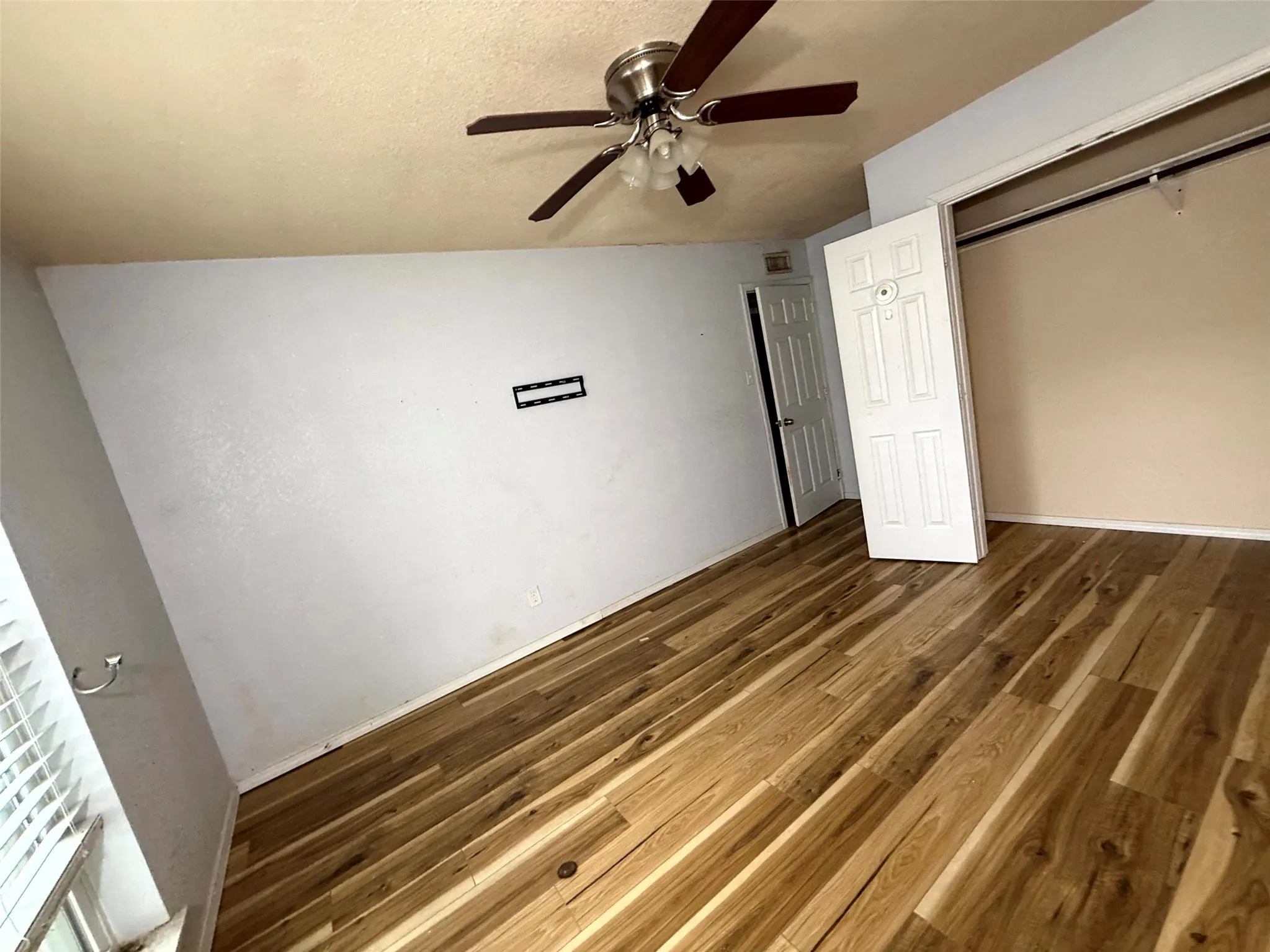 Single Family Residence For Sale in Tarrant County , 305 S Willow Street, Mansfield, Texas 76063, 3 Bedroom, 2 Bathroom, 2 Garage spaces, 1,403 Sqft, built in 1977, mls#21397096, Real Estate Agent in Mansfield, Homes For Sale in Tarrant county, Homes For Sale in Mansfield, Realtor in Mansfield Texas, Real Estate Brokerage Independent Realty Texas, Luminita Cordes Realtor