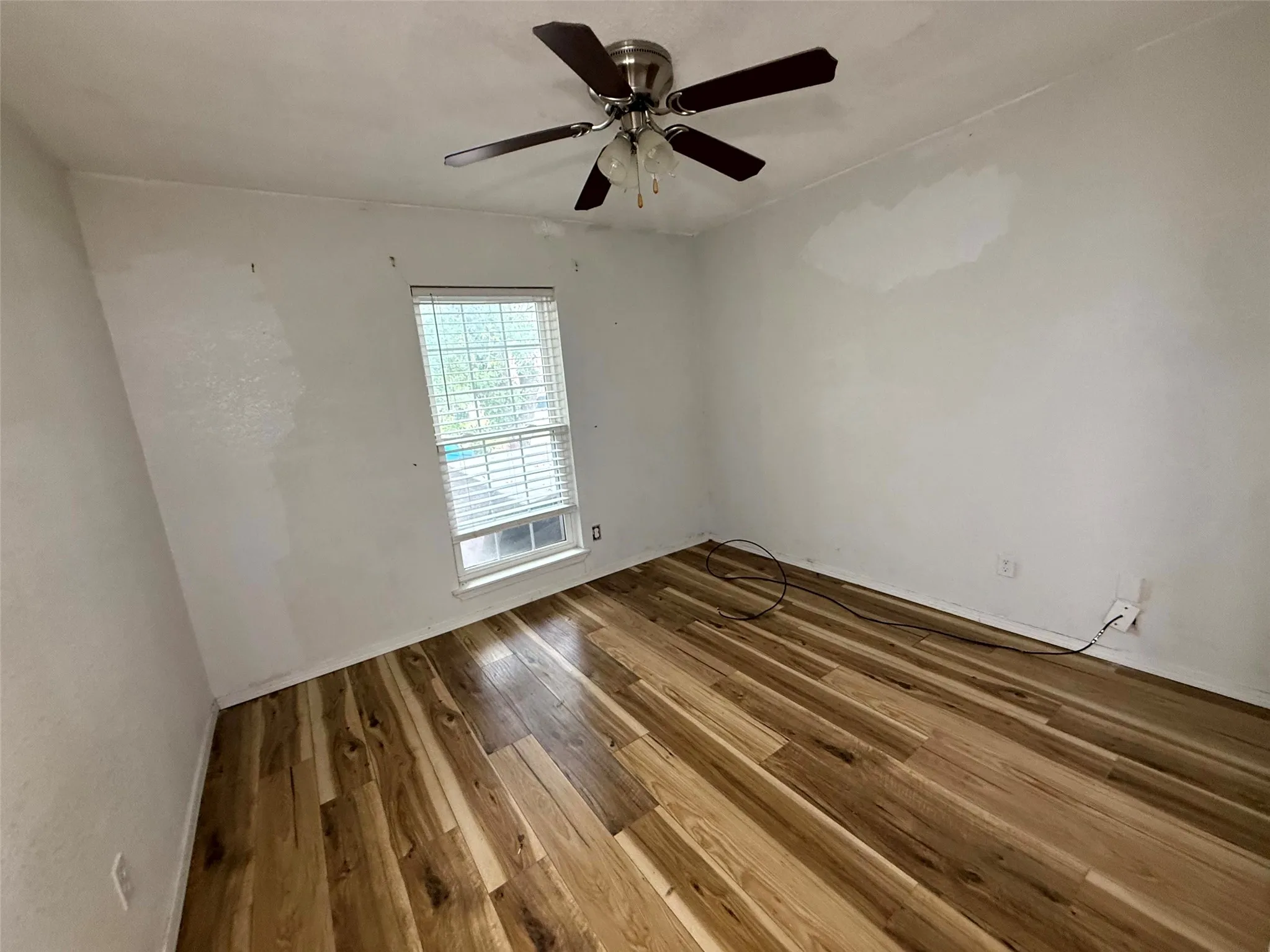 Single Family Residence For Sale in Tarrant County , 305 S Willow Street, Mansfield, Texas 76063, 3 Bedroom, 2 Bathroom, 2 Garage spaces, 1,403 Sqft, built in 1977, mls#21397096, Real Estate Agent in Mansfield, Homes For Sale in Tarrant county, Homes For Sale in Mansfield, Realtor in Mansfield Texas, Real Estate Brokerage Independent Realty Texas, Luminita Cordes Realtor