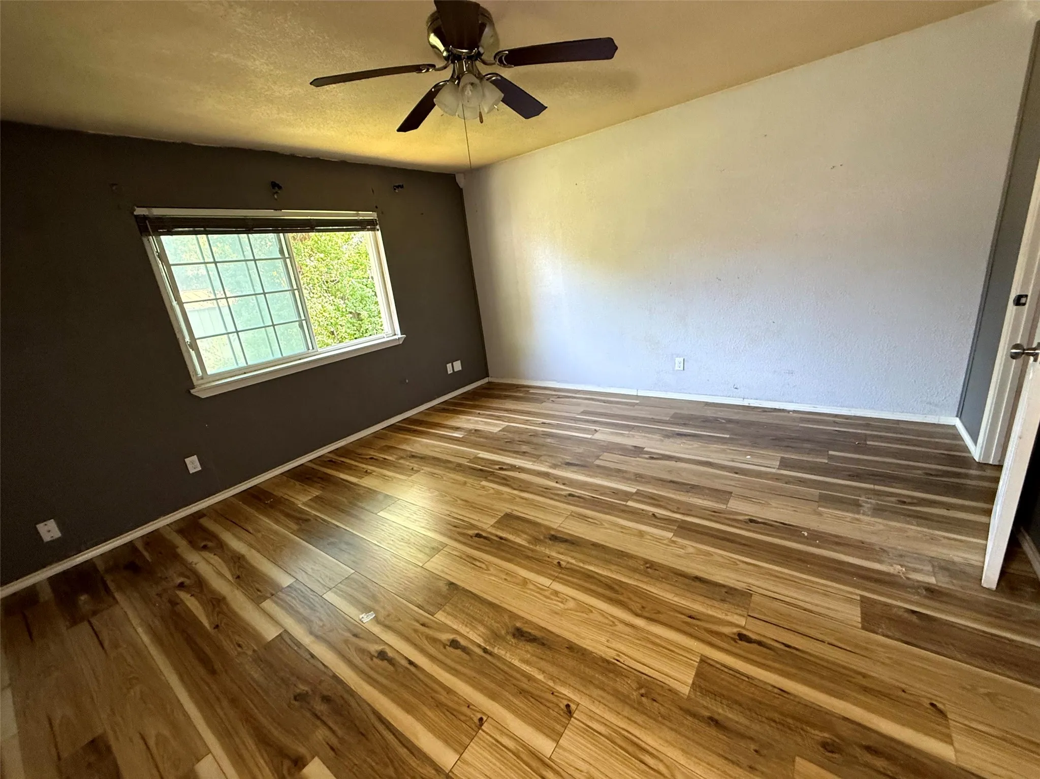 Single Family Residence For Sale in Tarrant County , 305 S Willow Street, Mansfield, Texas 76063, 3 Bedroom, 2 Bathroom, 2 Garage spaces, 1,403 Sqft, built in 1977, mls#21397096, Real Estate Agent in Mansfield, Homes For Sale in Tarrant county, Homes For Sale in Mansfield, Realtor in Mansfield Texas, Real Estate Brokerage Independent Realty Texas, Luminita Cordes Realtor