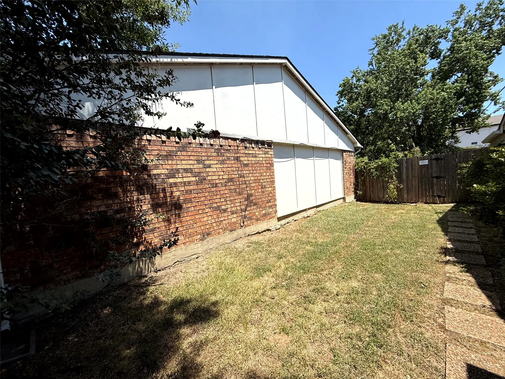 Single Family Residence For Sale in Tarrant County , 305 S Willow Street, Mansfield, Texas 76063, 3 Bedroom, 2 Bathroom, 2 Garage spaces, 1,403 Sqft, built in 1977, mls#21397096, Real Estate Agent in Mansfield, Homes For Sale in Tarrant county, Homes For Sale in Mansfield, Realtor in Mansfield Texas, Real Estate Brokerage Independent Realty Texas, Luminita Cordes Realtor